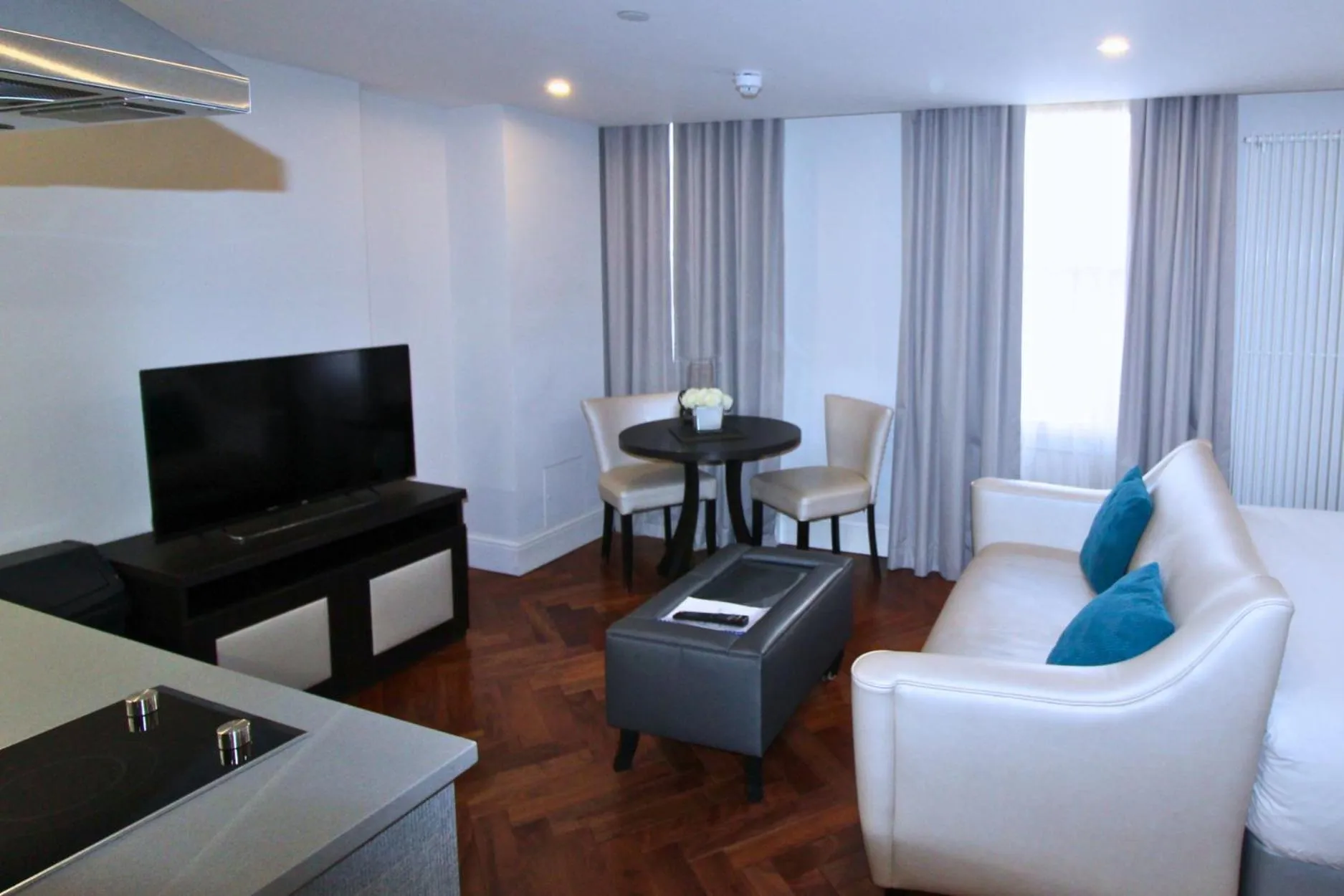 Living room in Baker Street by Viridian Apartments