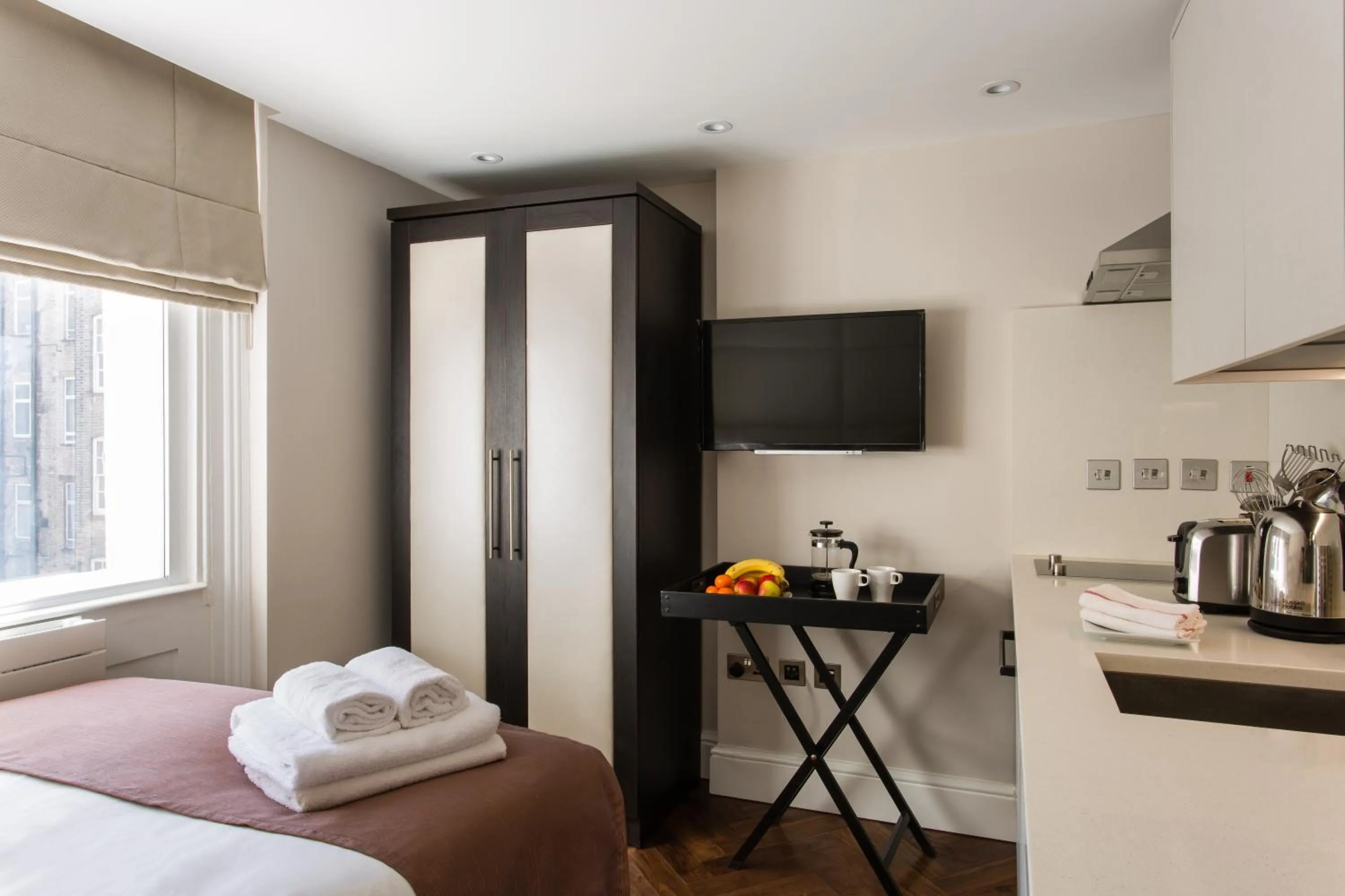 Kitchen or kitchenette, Bed in Baker Street by Viridian Apartments