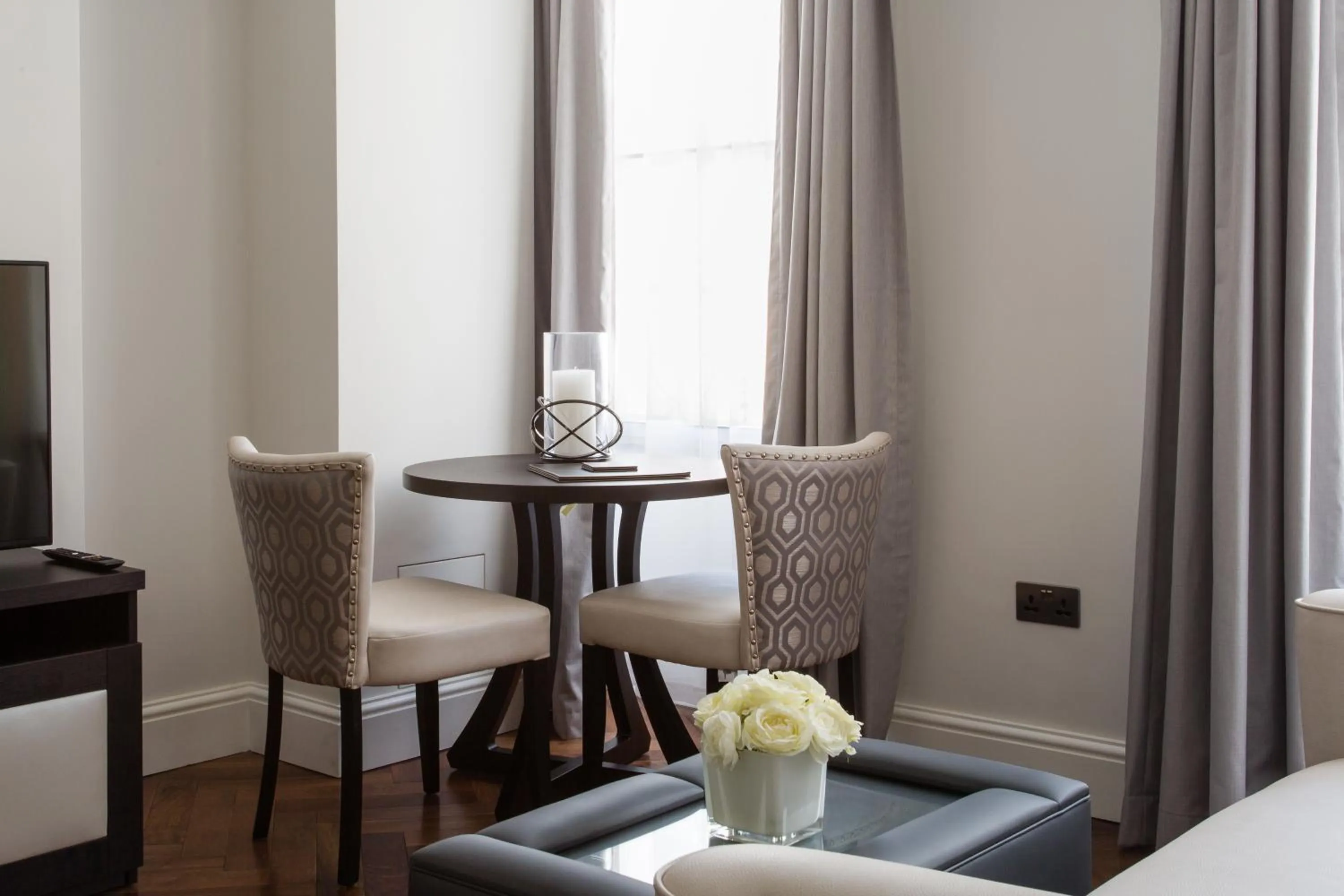 Living room in Baker Street by Viridian Apartments