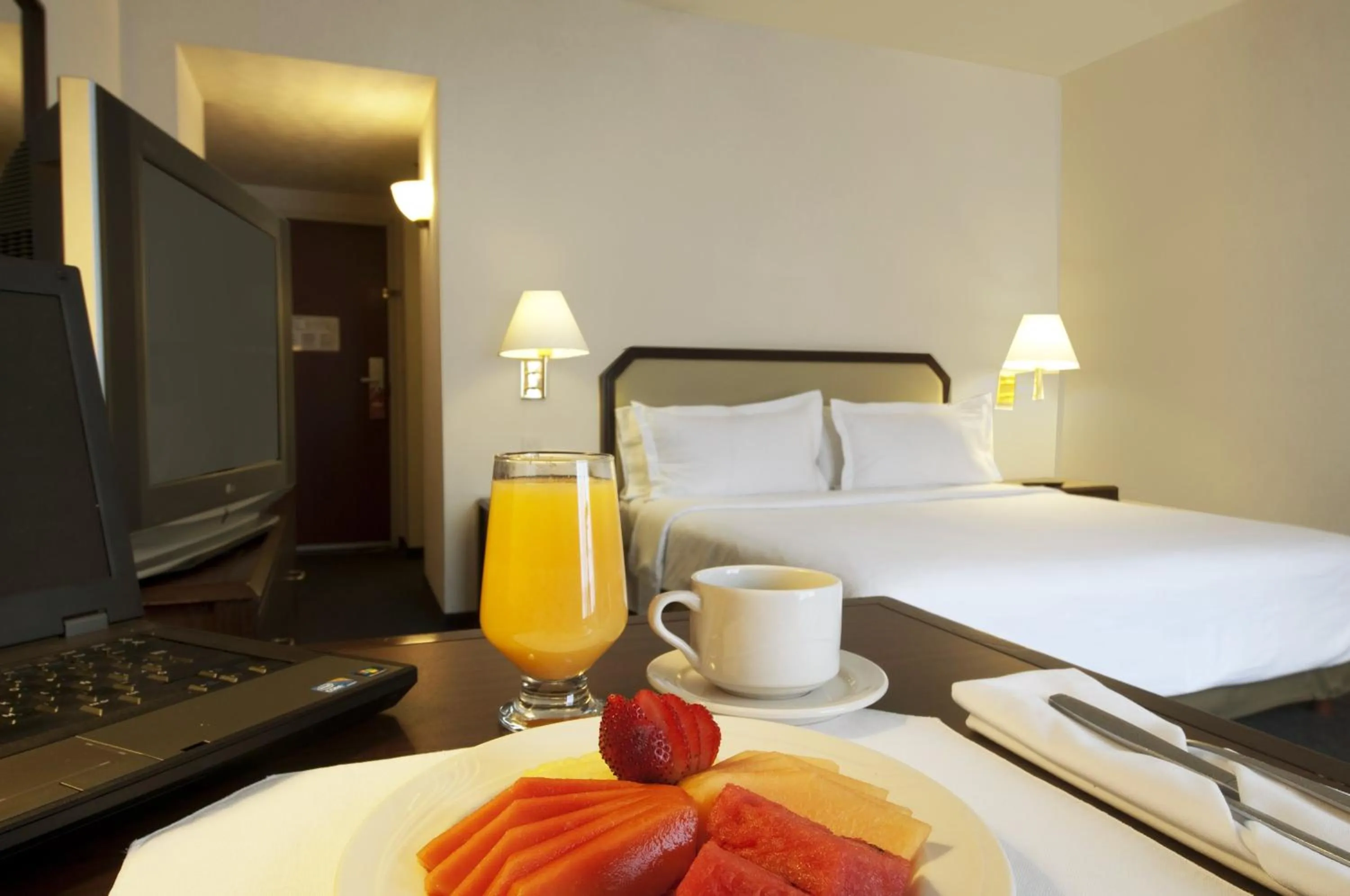 Photo of the whole room, Bed in Fiesta Inn Toluca Tollocan