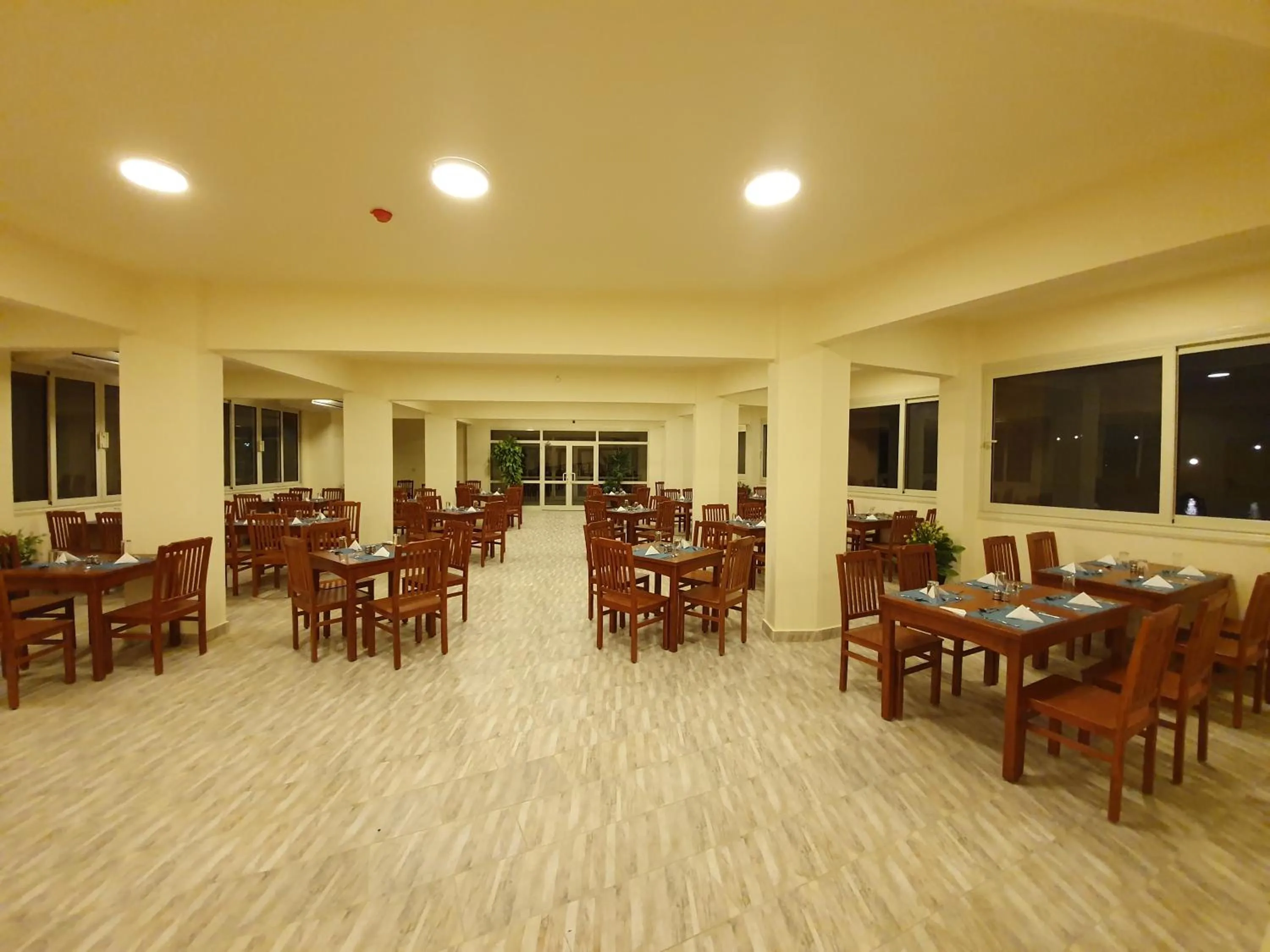 Restaurant/places to eat in Fanar Hotel