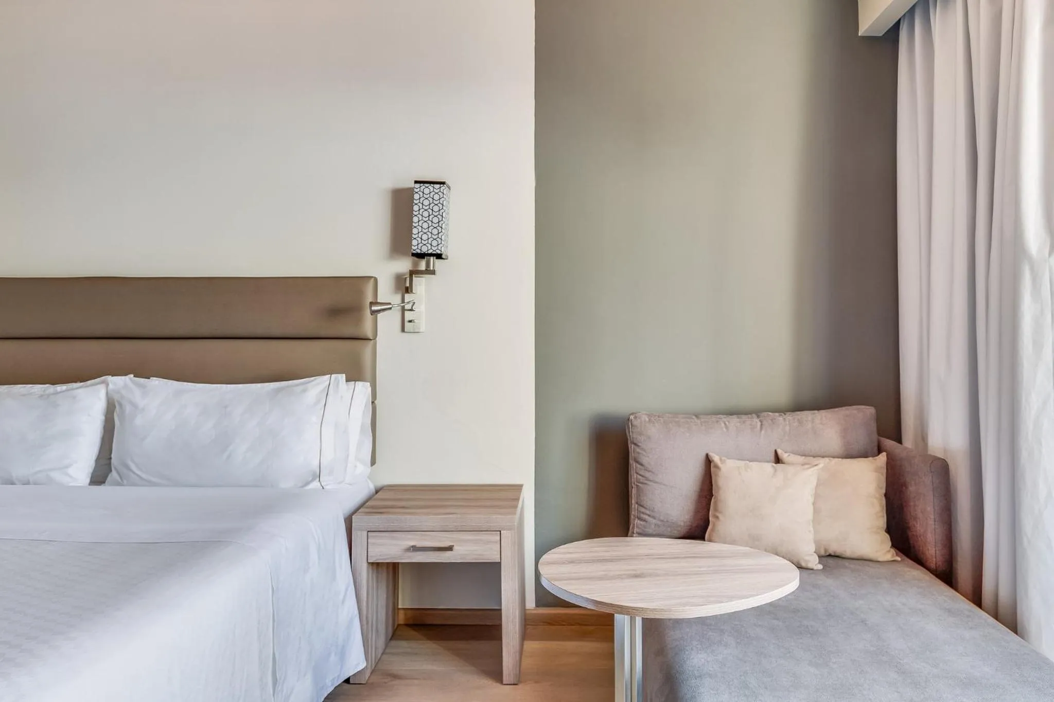 Hiking, Bed in Fiesta Inn Cuernavaca