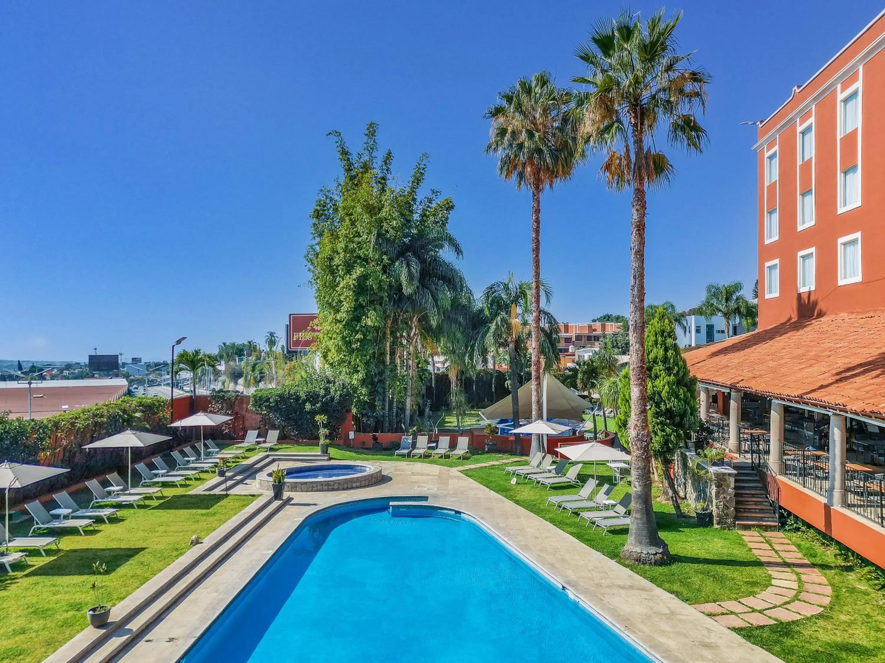 Swimming pool in Fiesta Inn Cuernavaca