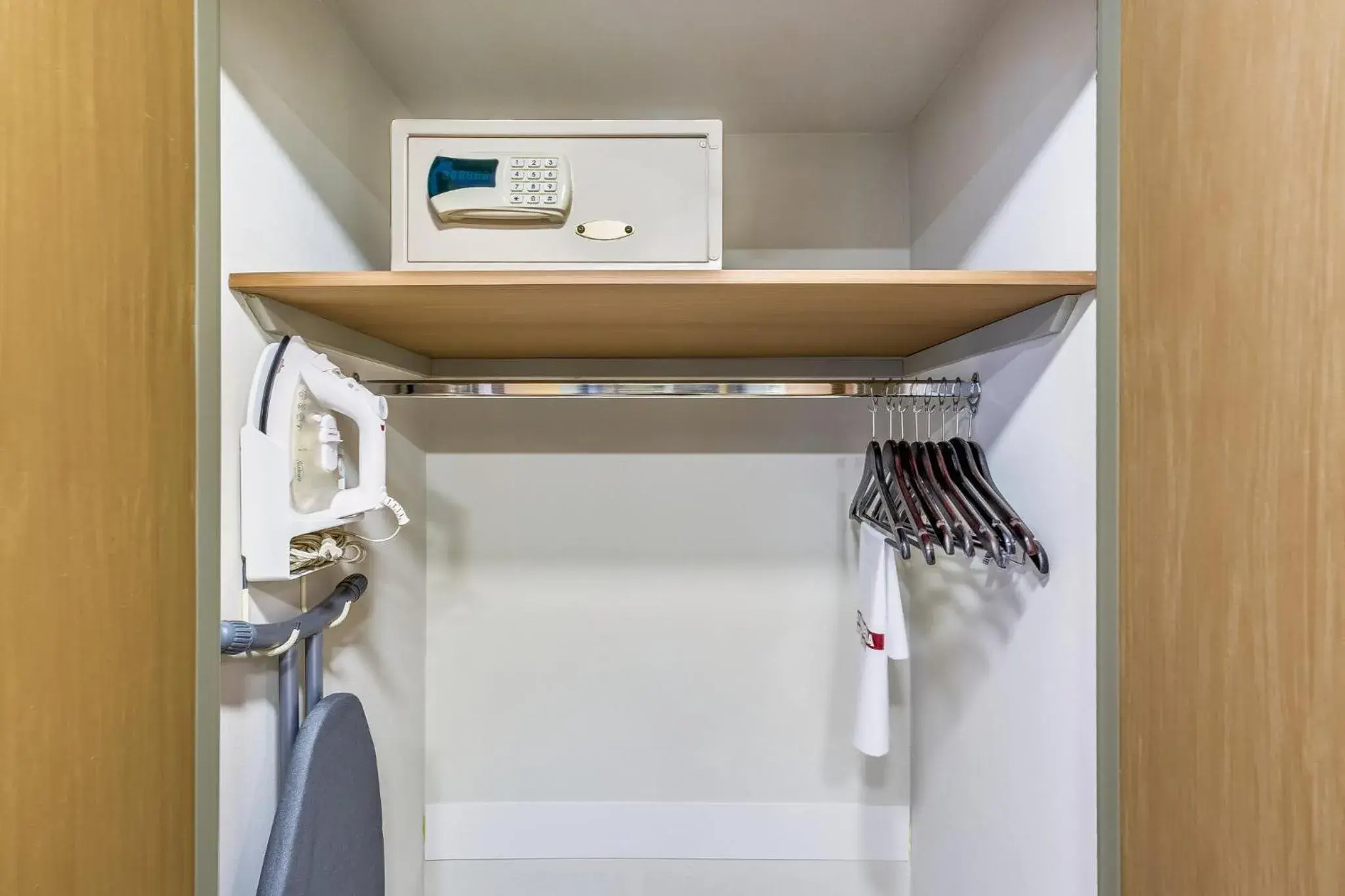 Deluxe King Room with Pool View in Fiesta Inn Cuernavaca Deluxe King Room with Pool View in Fiesta Inn Cuernavaca