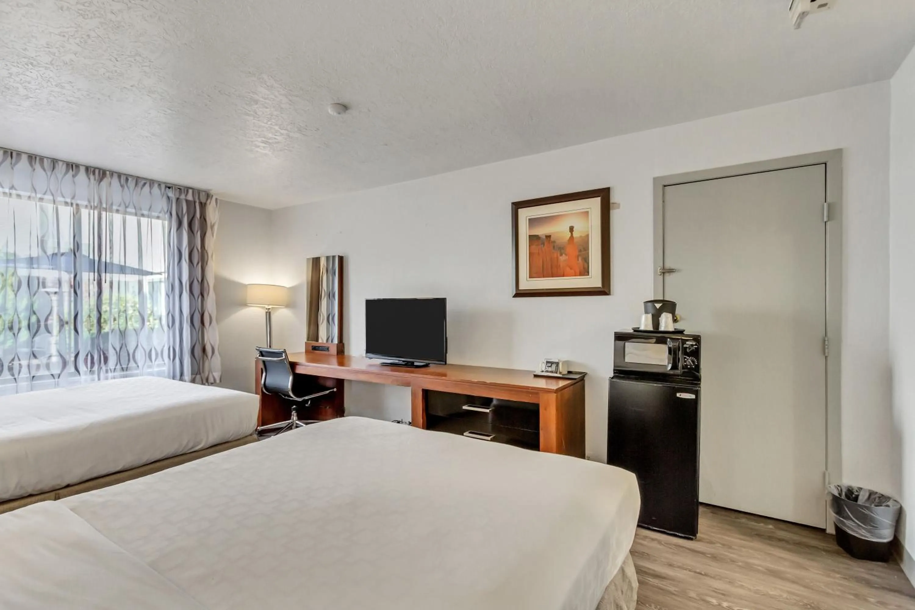 Communal lounge/ TV room, Bed in Clarion Inn Salt Lake City Airport