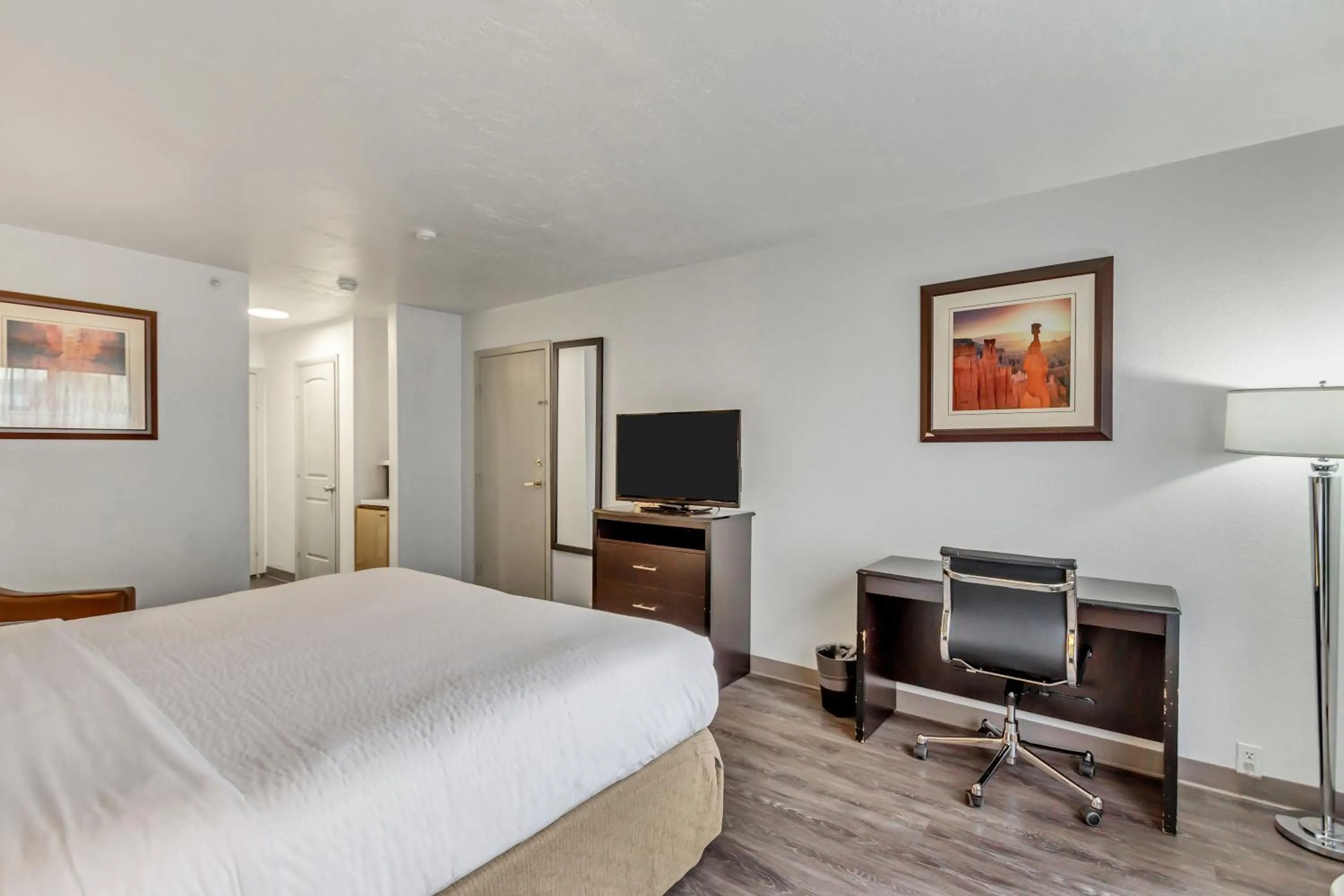 Photo of the whole room, Bed in Clarion Inn Salt Lake City Airport