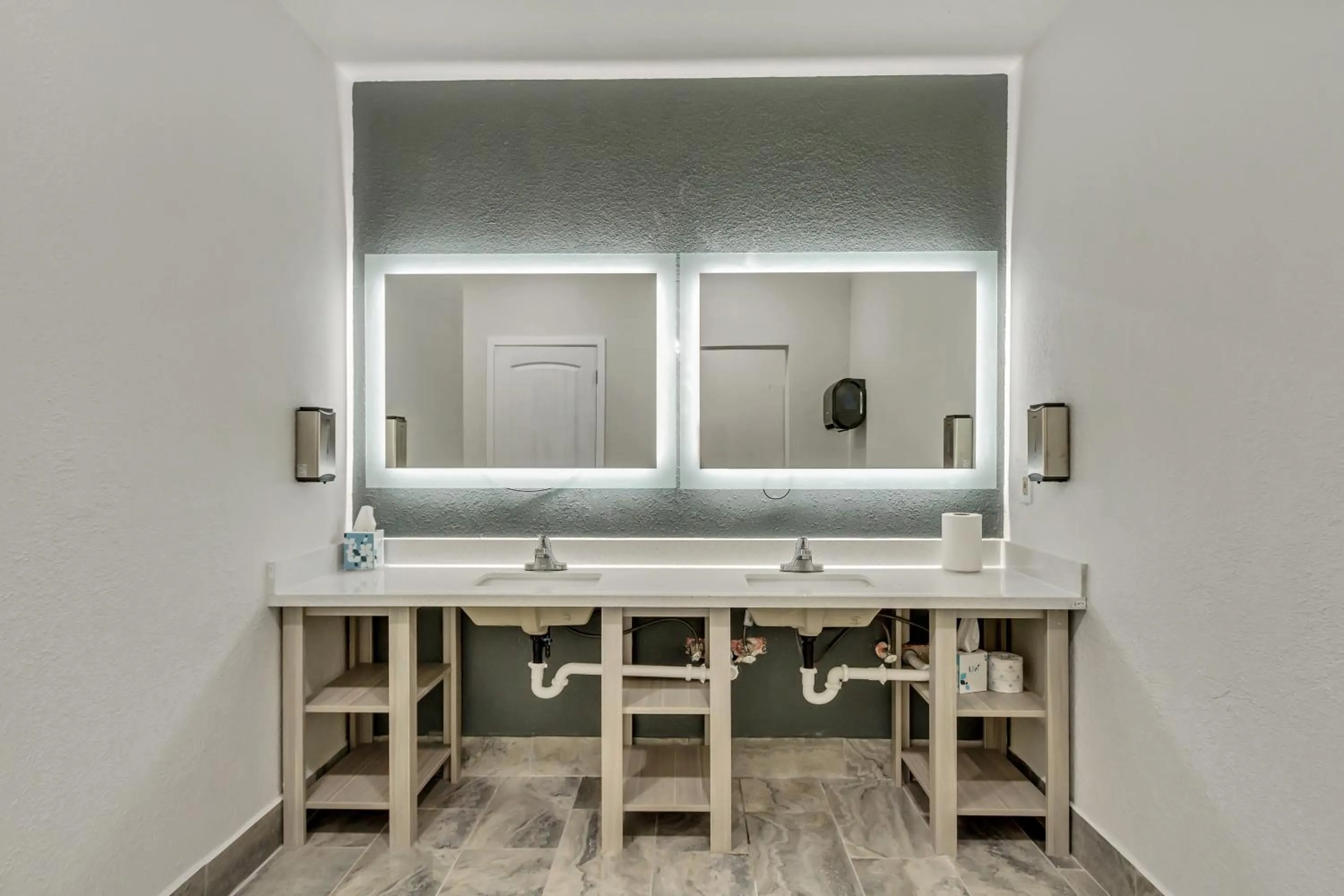 Bathroom in Clarion Inn Salt Lake City Airport