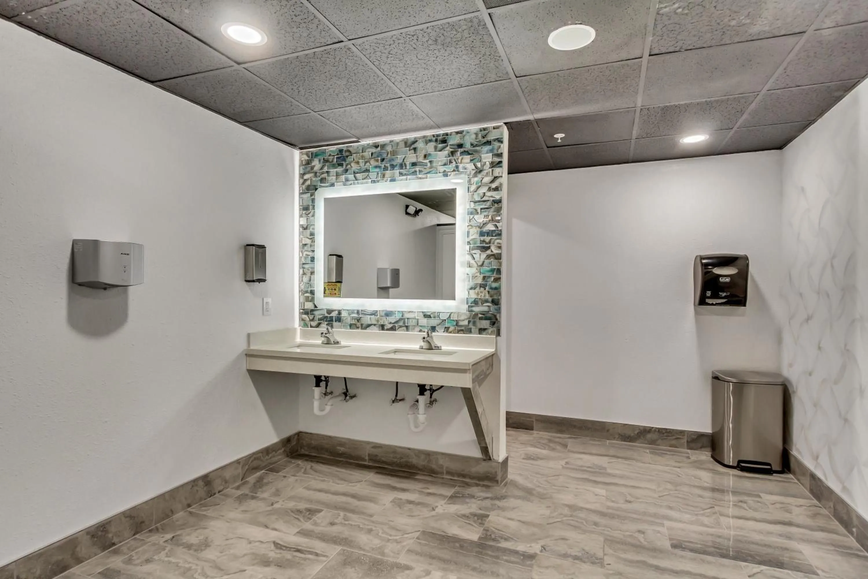 Toilet in Clarion Inn Salt Lake City Airport