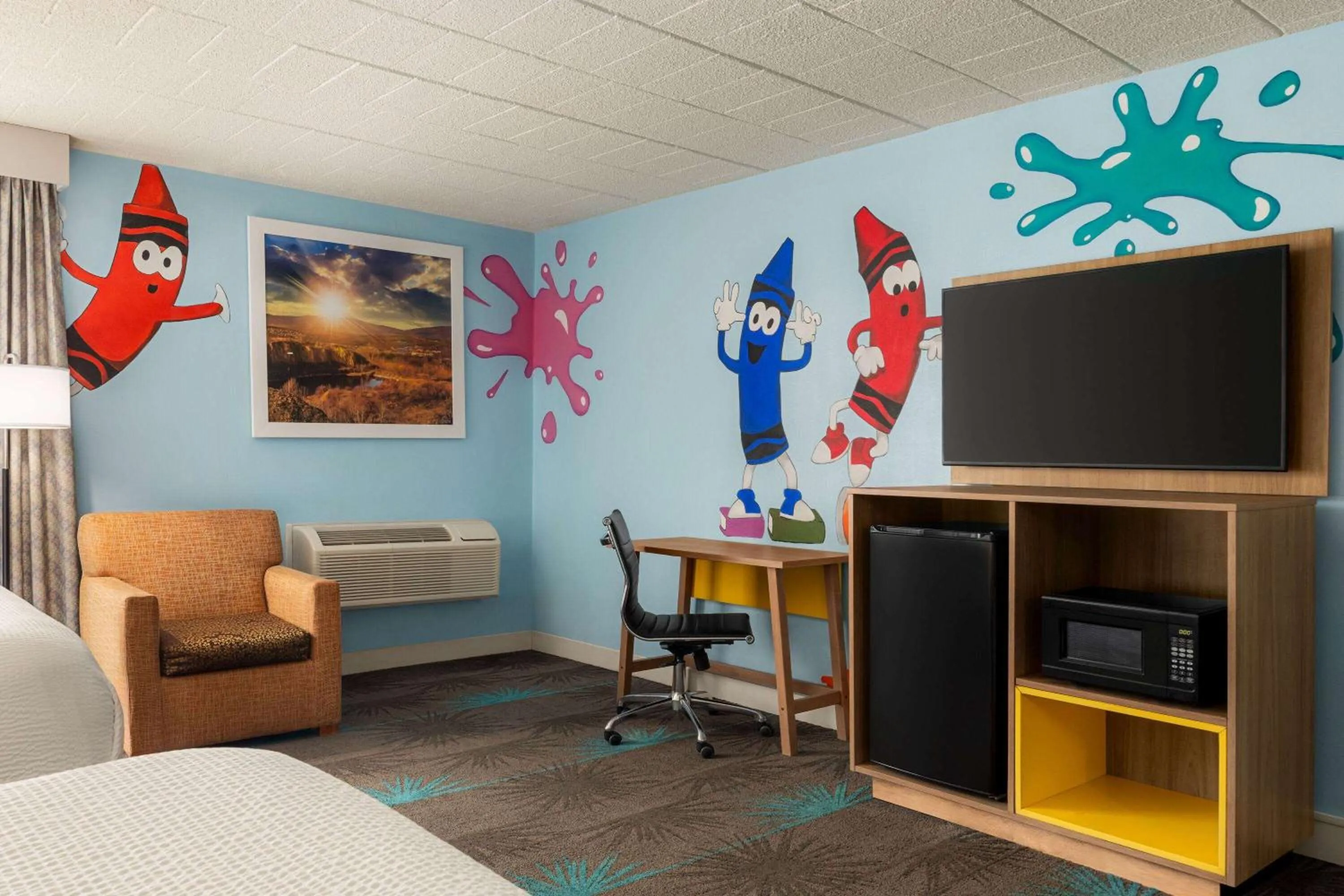 Communal lounge/ TV room in Days Hotel by Wyndham Allentown Airport / Lehigh Valley