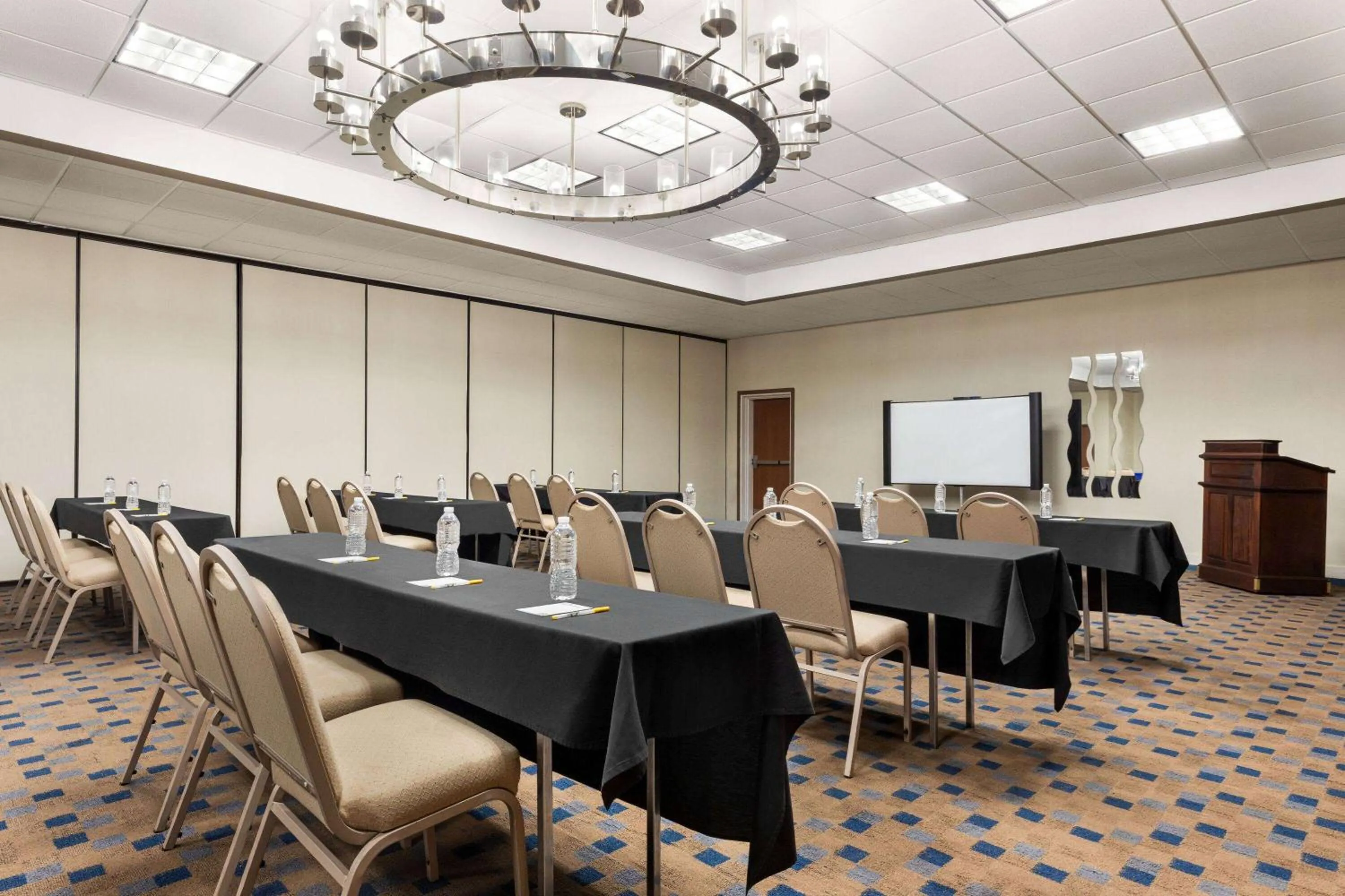 Meeting/conference room in Days Hotel by Wyndham Allentown Airport / Lehigh Valley