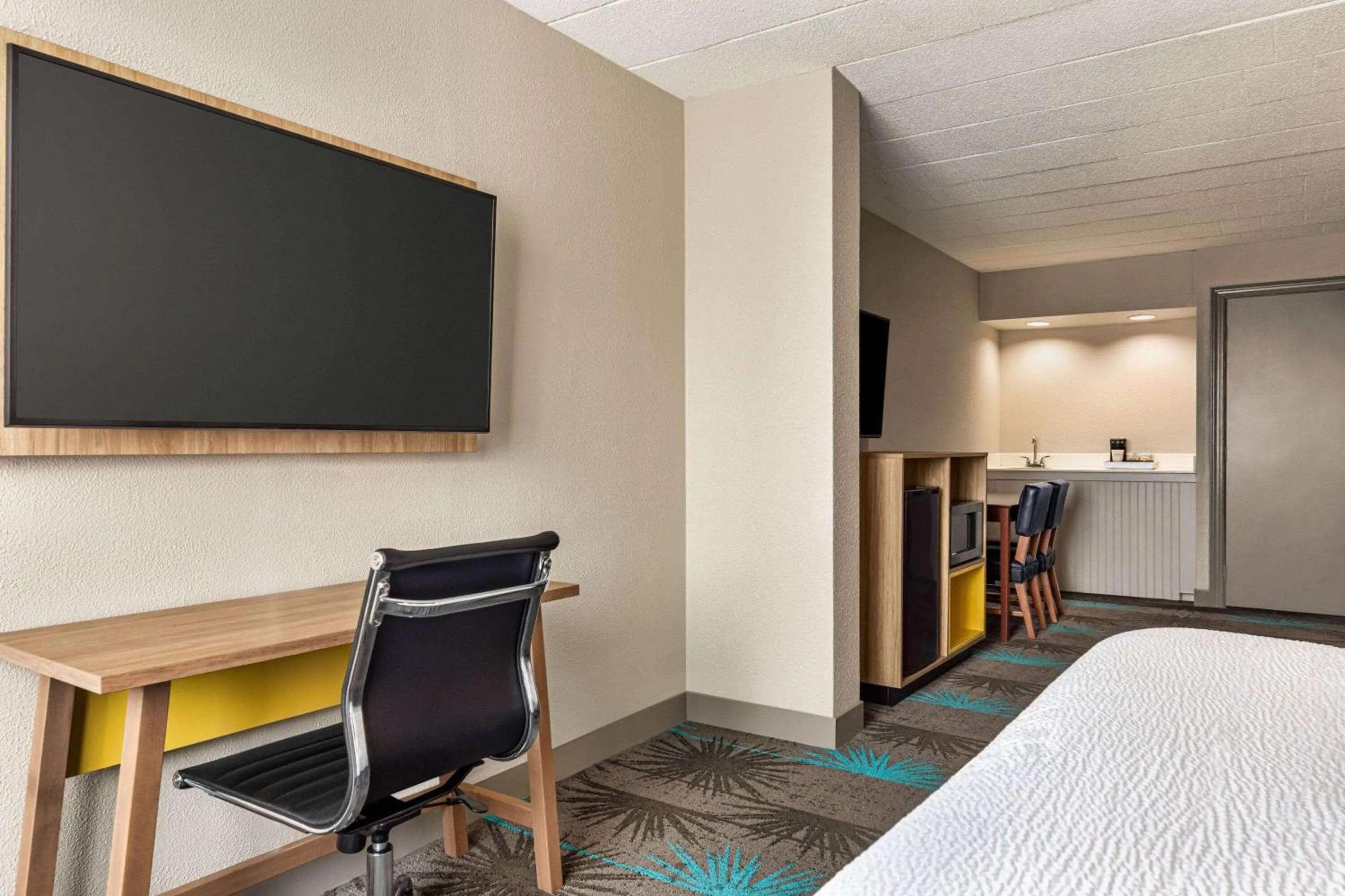 TV and multimedia, Bed in Days Hotel by Wyndham Allentown Airport / Lehigh Valley