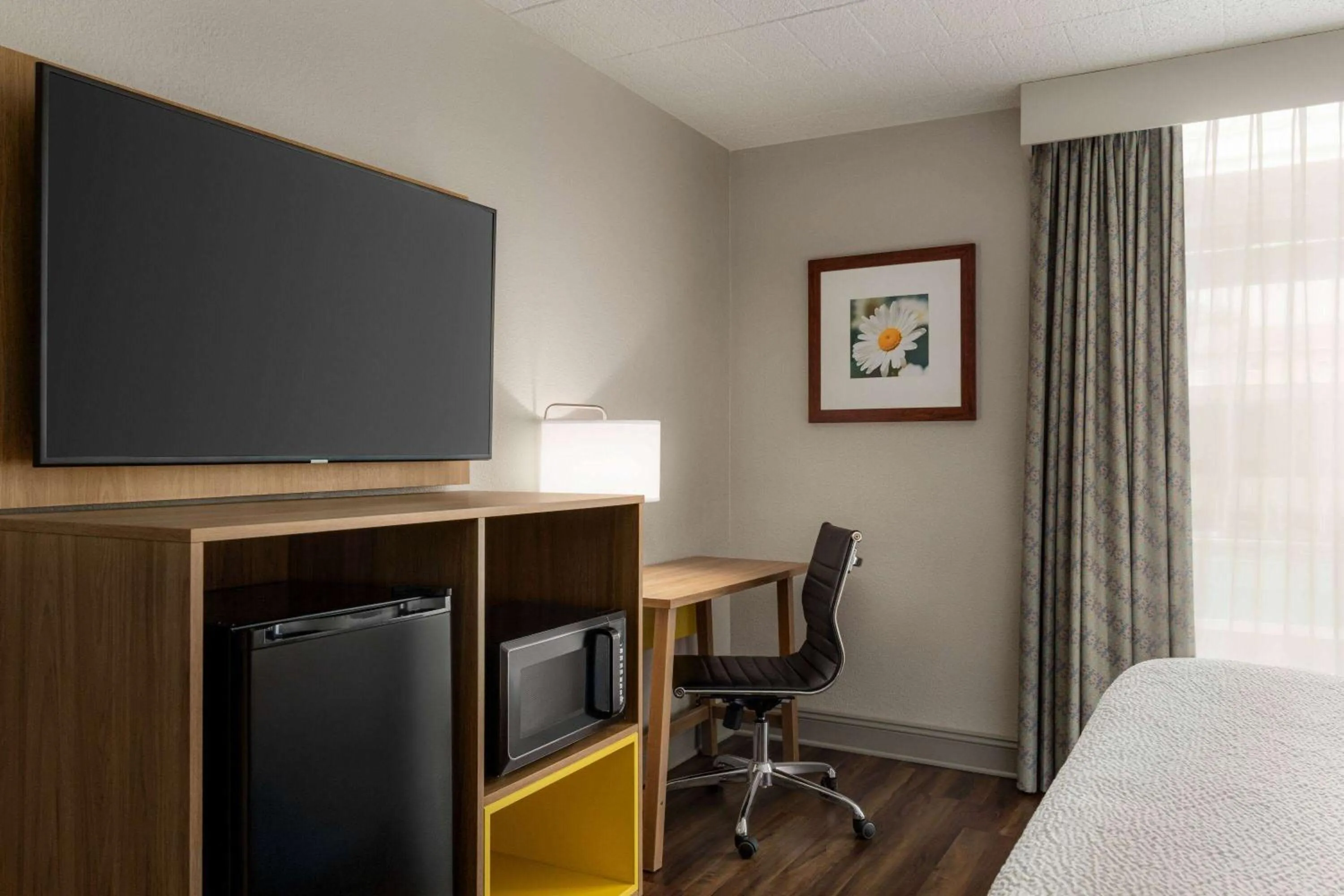 Photo of the whole room, Bed in Days Hotel by Wyndham Allentown Airport / Lehigh Valley