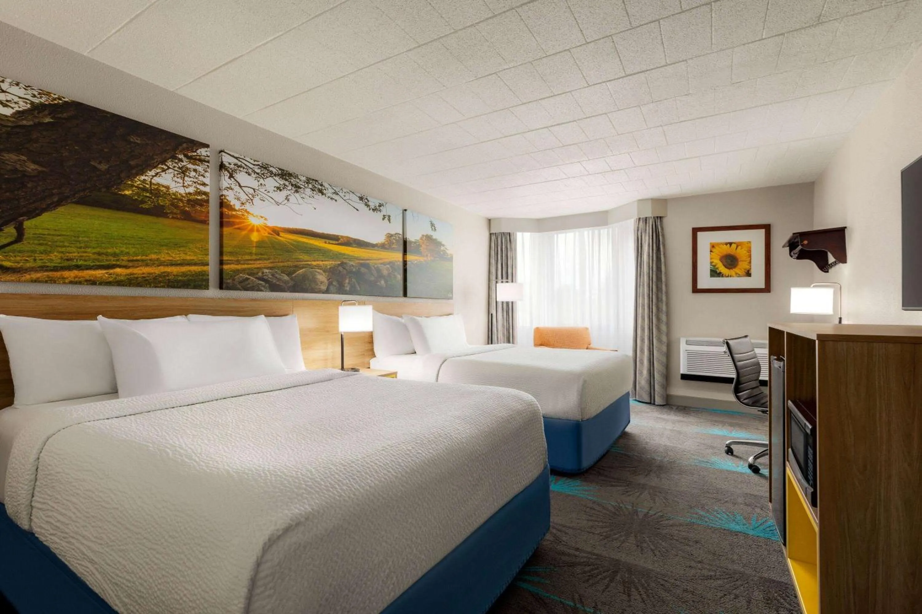 Photo of the whole room, Bed in Days Hotel by Wyndham Allentown Airport / Lehigh Valley