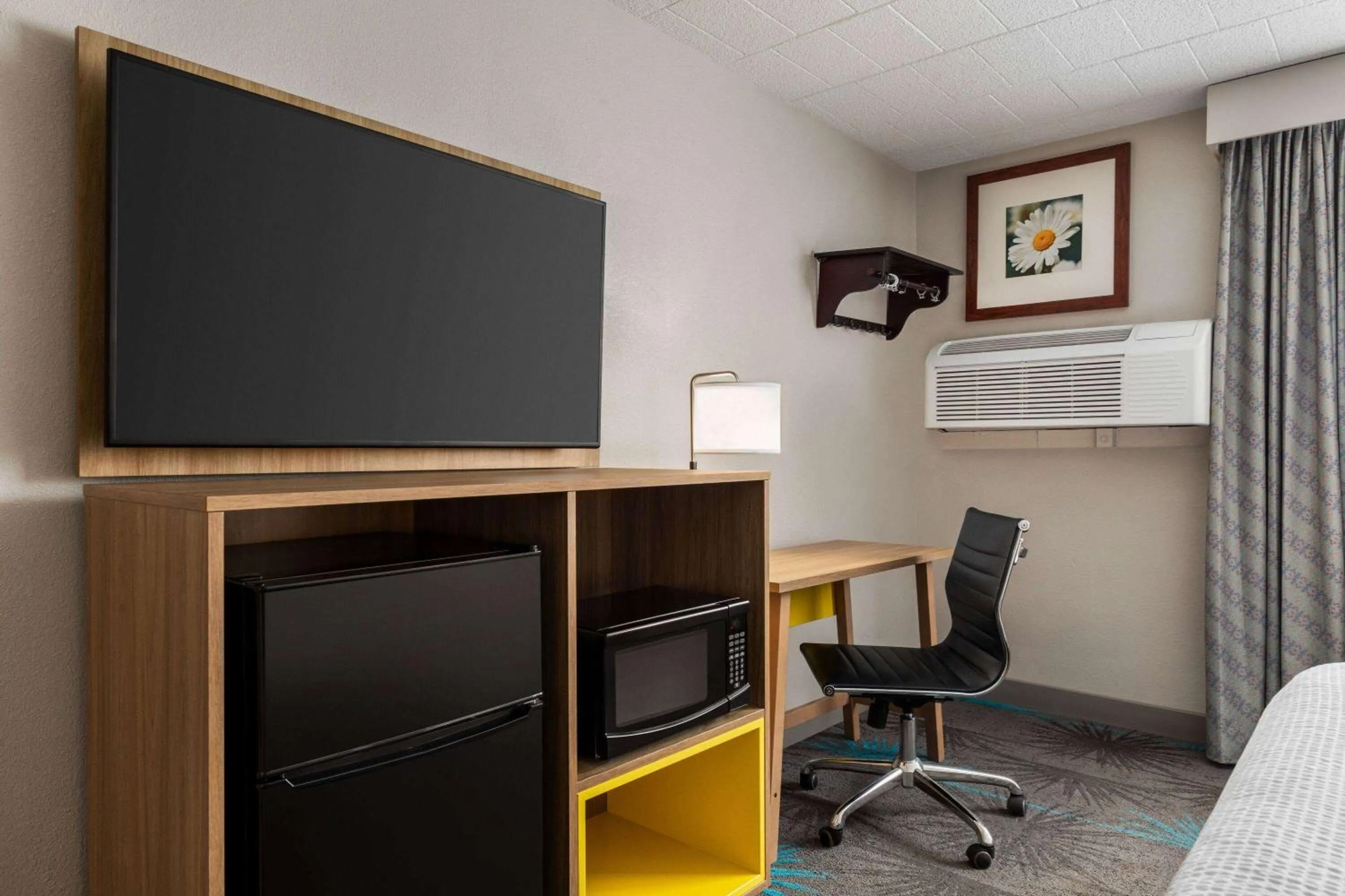 TV and multimedia in Days Hotel by Wyndham Allentown Airport / Lehigh Valley