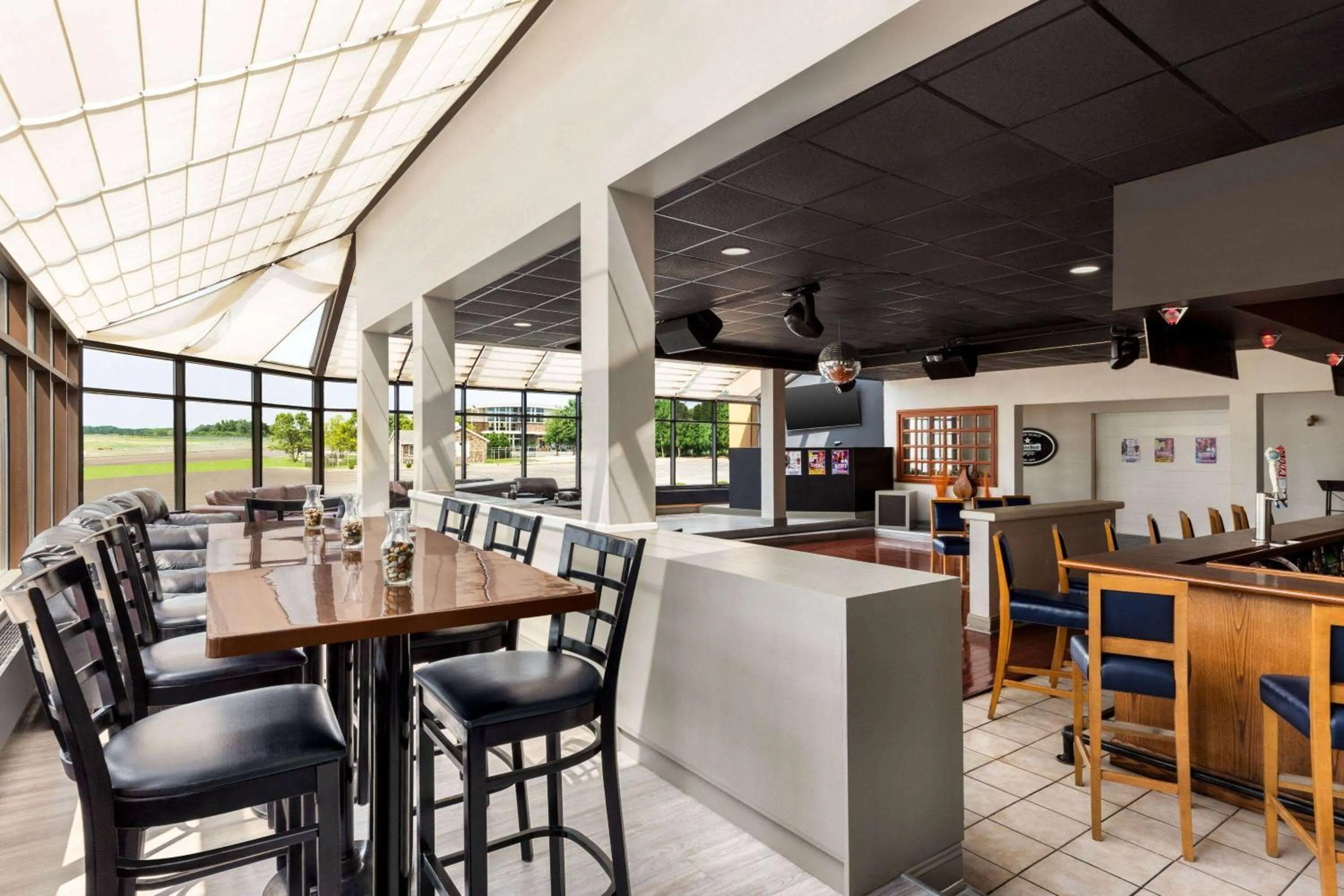 Restaurant/places to eat in Days Hotel by Wyndham Allentown Airport / Lehigh Valley