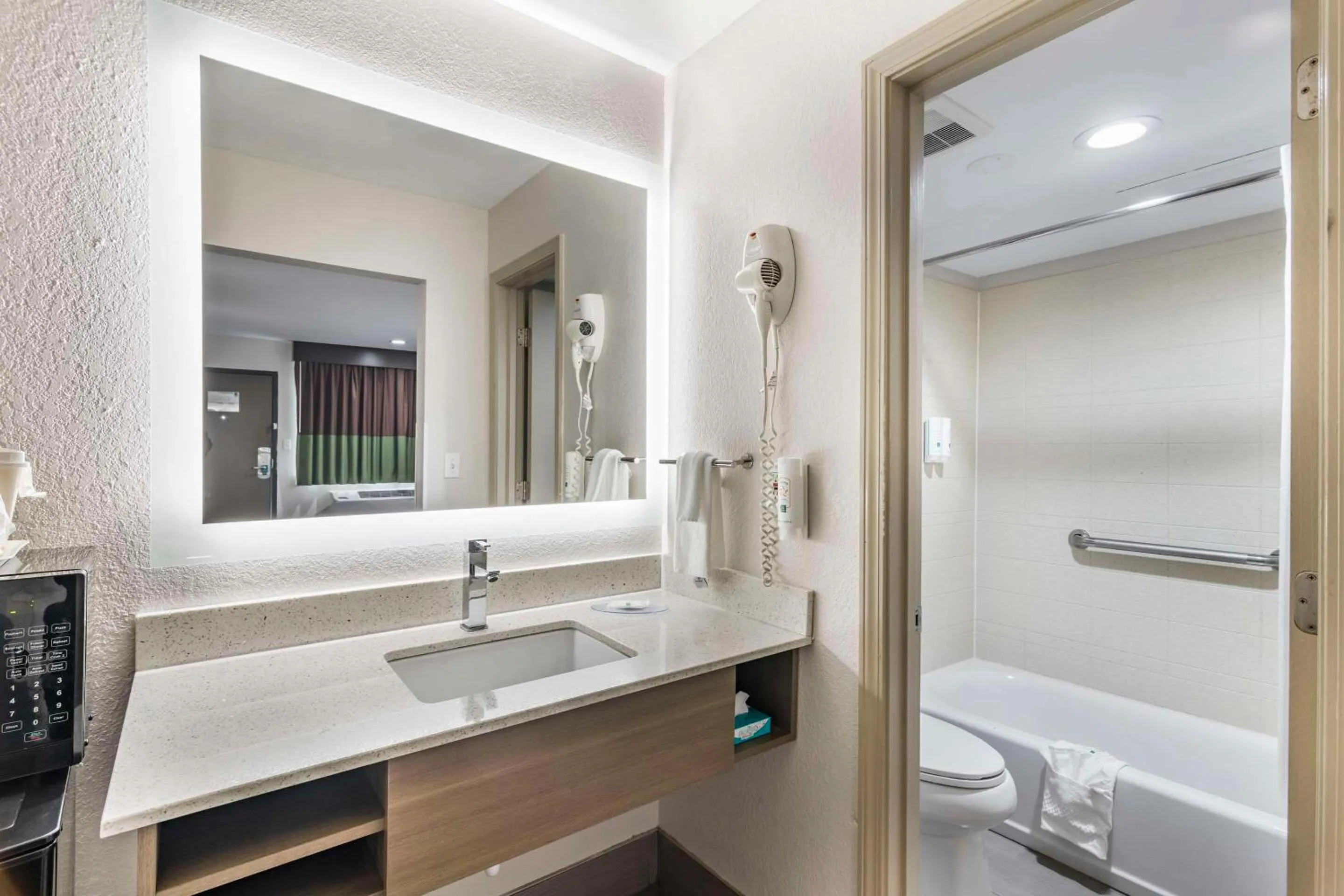 Bedroom in Quality Inn & Suites Athens University Area