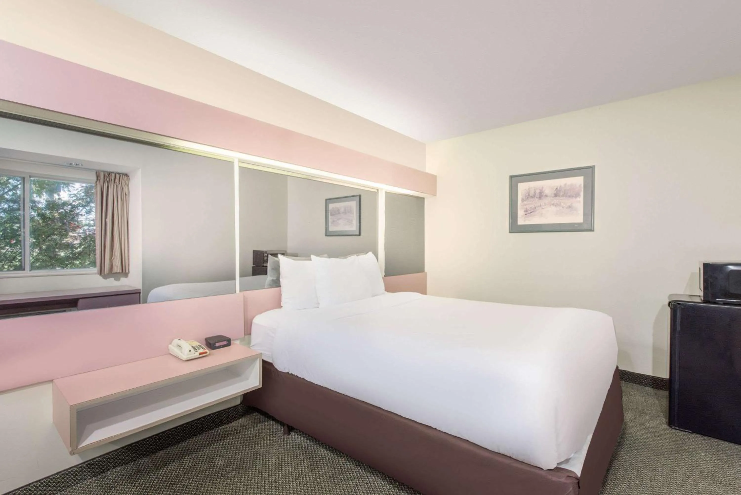 Photo of the whole room, Bed in Knights Inn Allentown