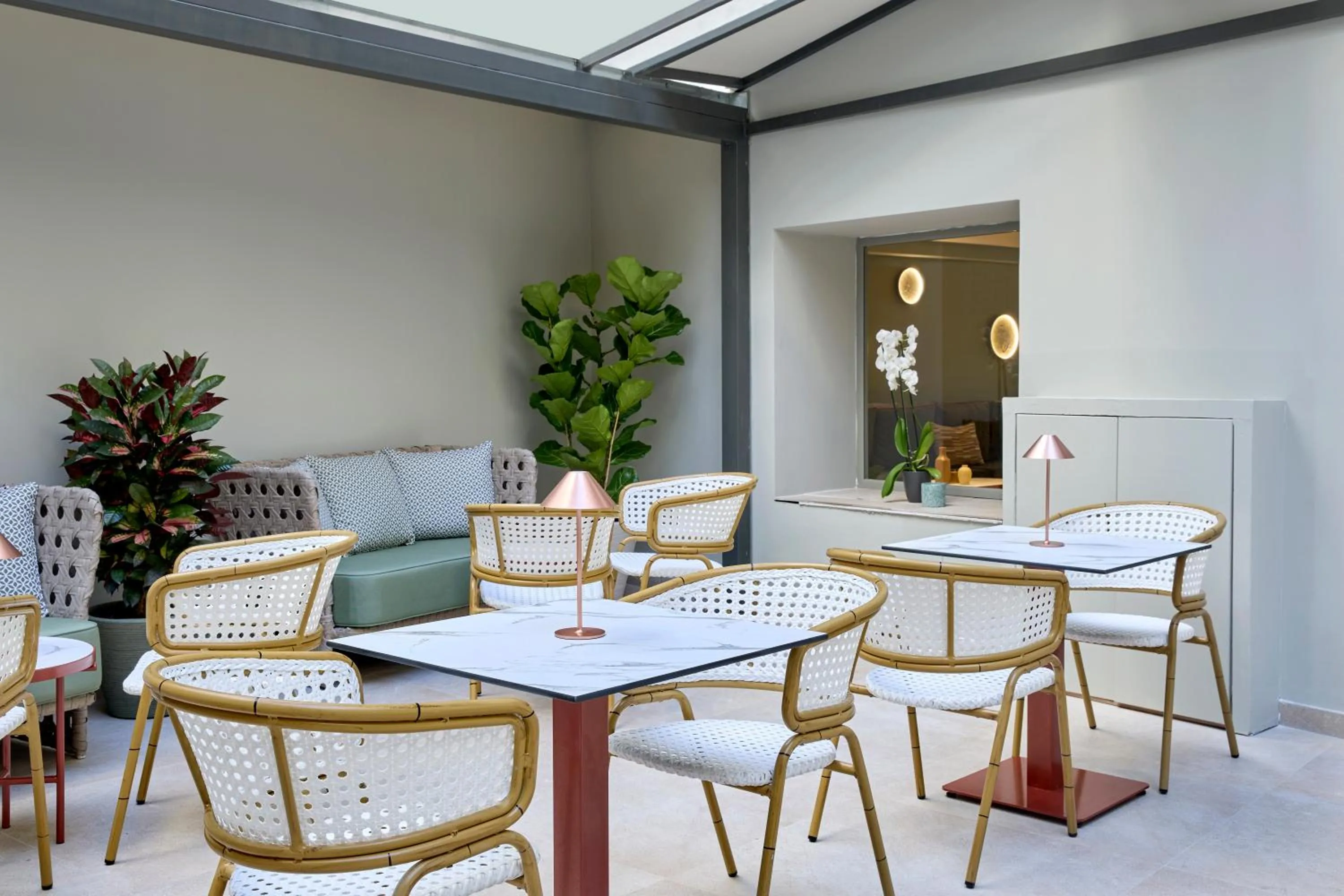 Lounge or bar in Zeus Essence Wyndham Athens Residence