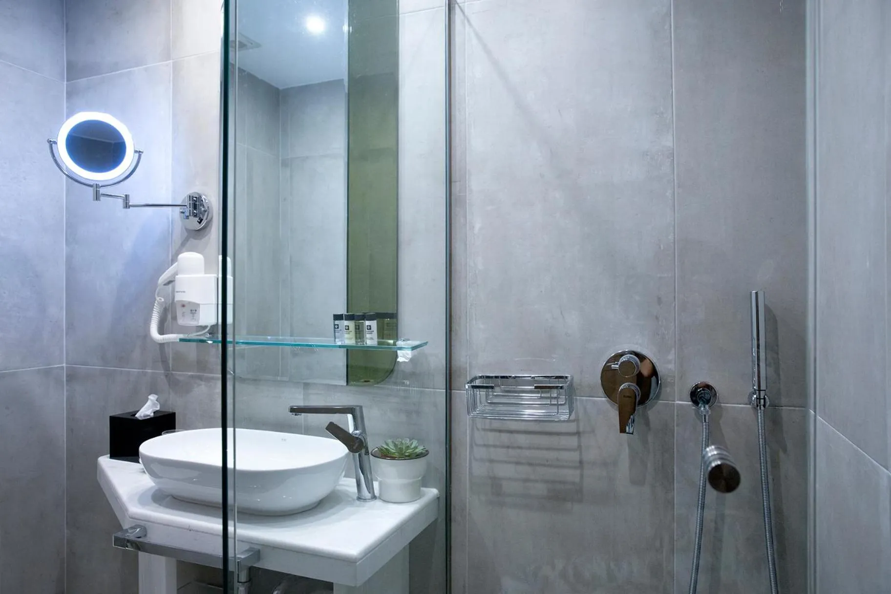 Bathroom in Zeus Essence Wyndham Athens Residence