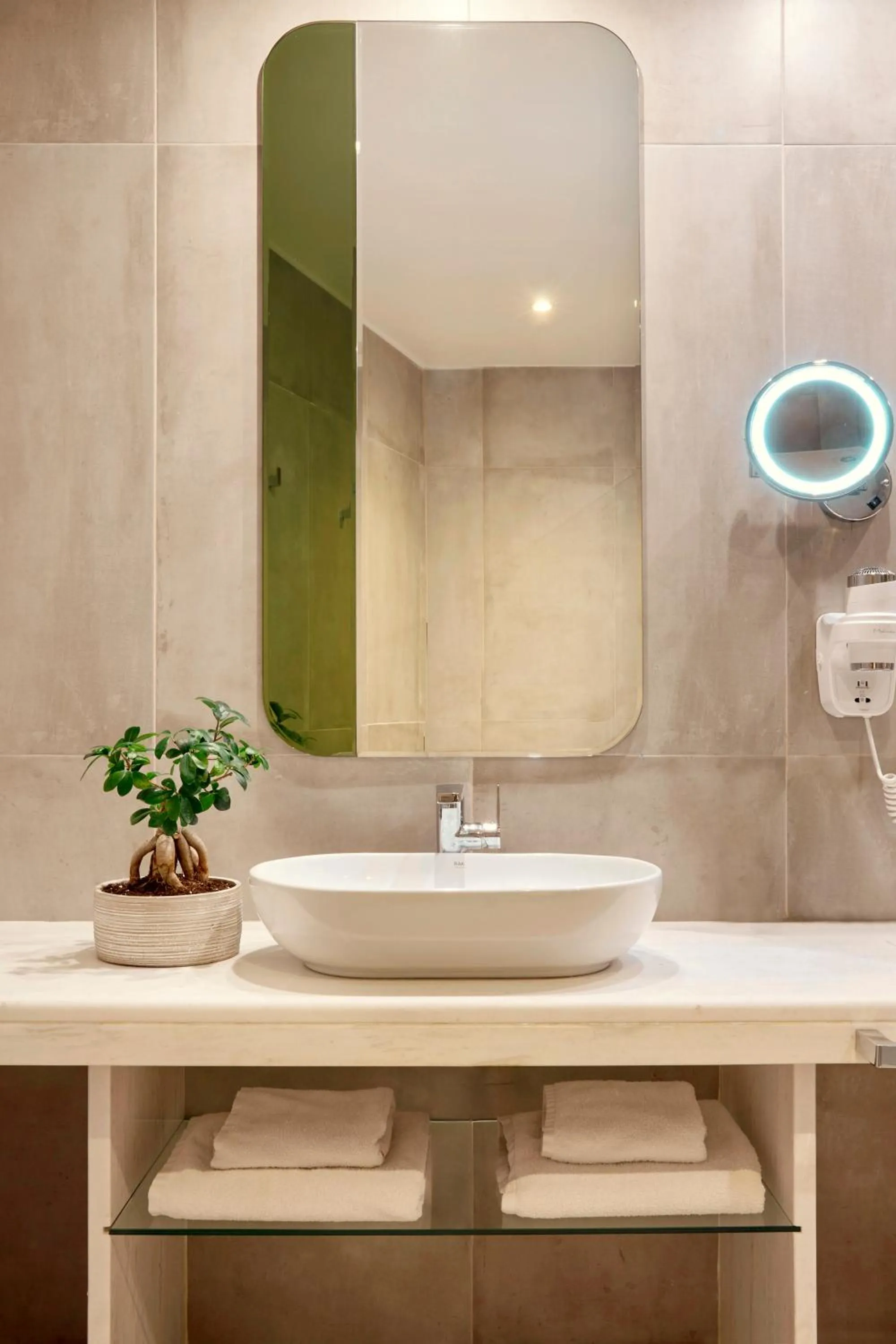 Bathroom in Zeus Essence Wyndham Athens Residence