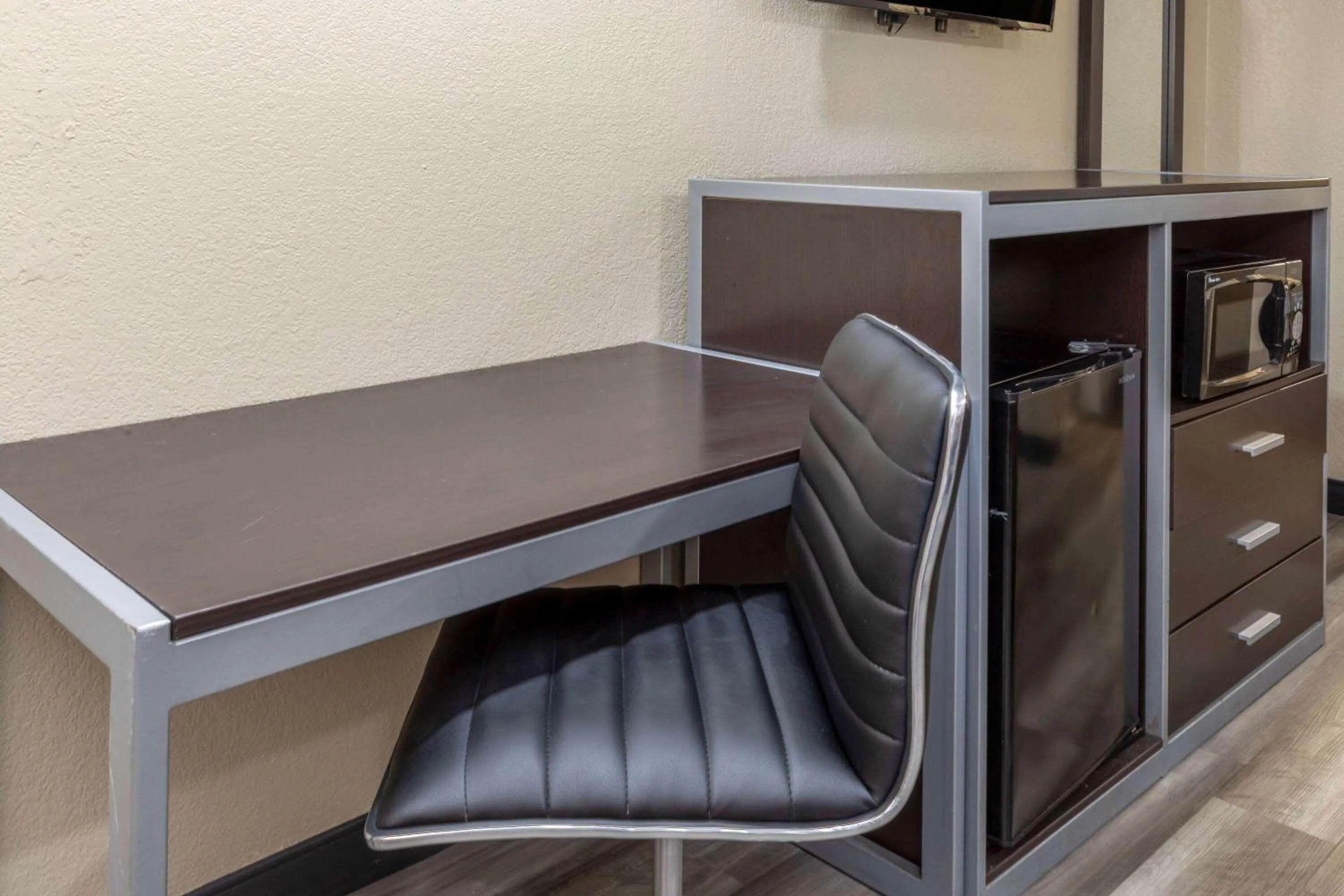 Photo of the whole room in Super 8 by Wyndham Tulsa/Arpt/St Fairgrounds