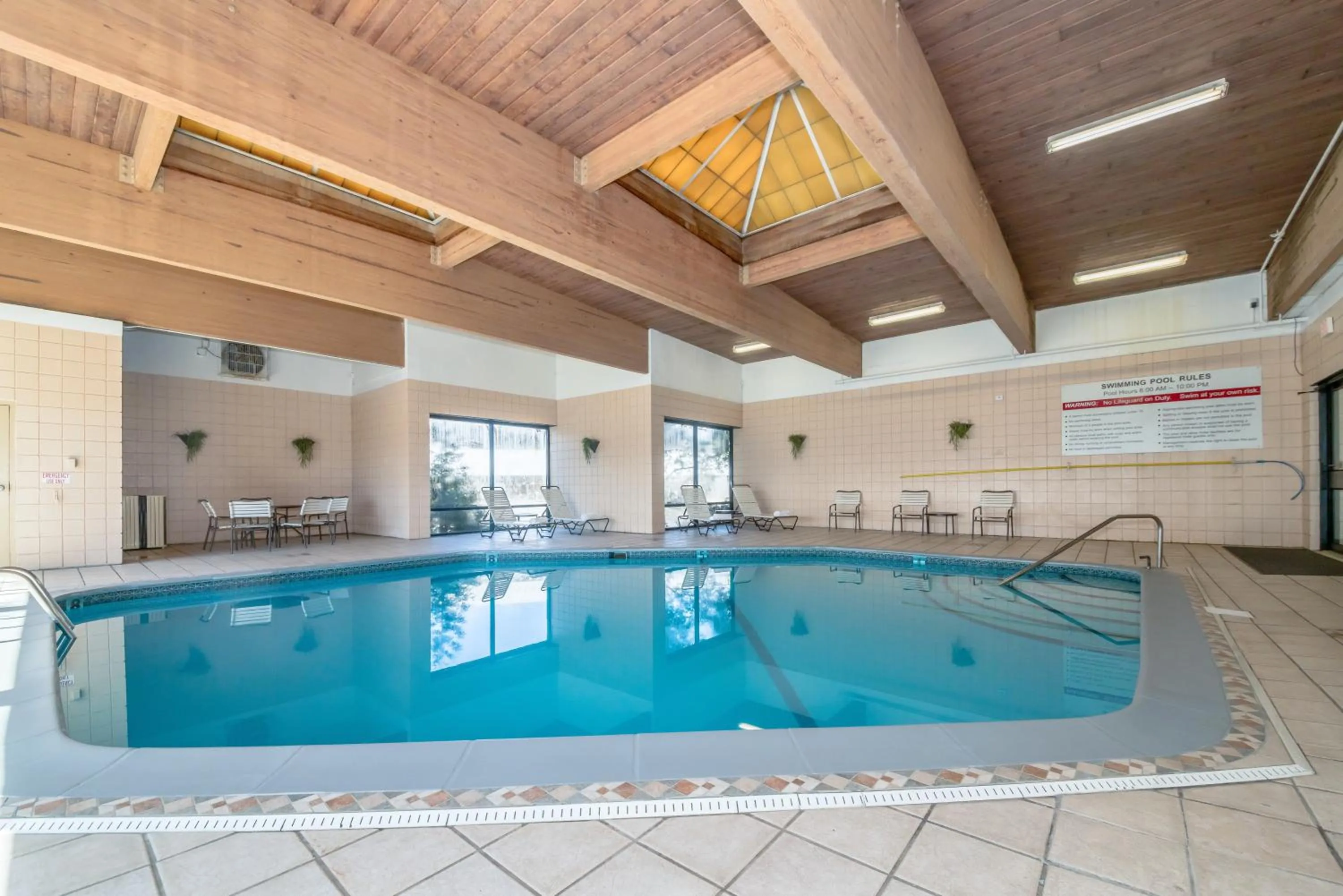 Swimming pool in Best Western Executive Hotel New Haven-West Haven