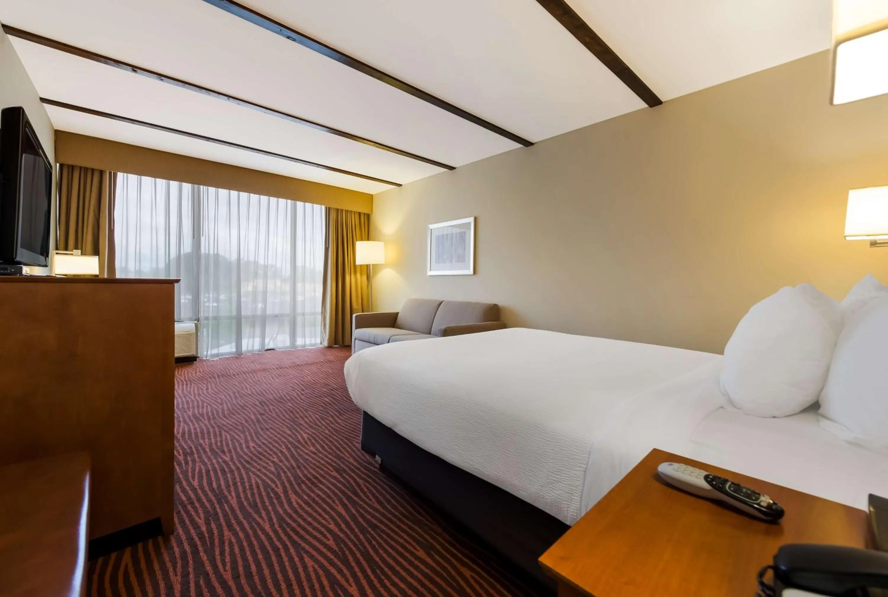 Photo of the whole room, Bed in Best Western Executive Hotel New Haven-West Haven