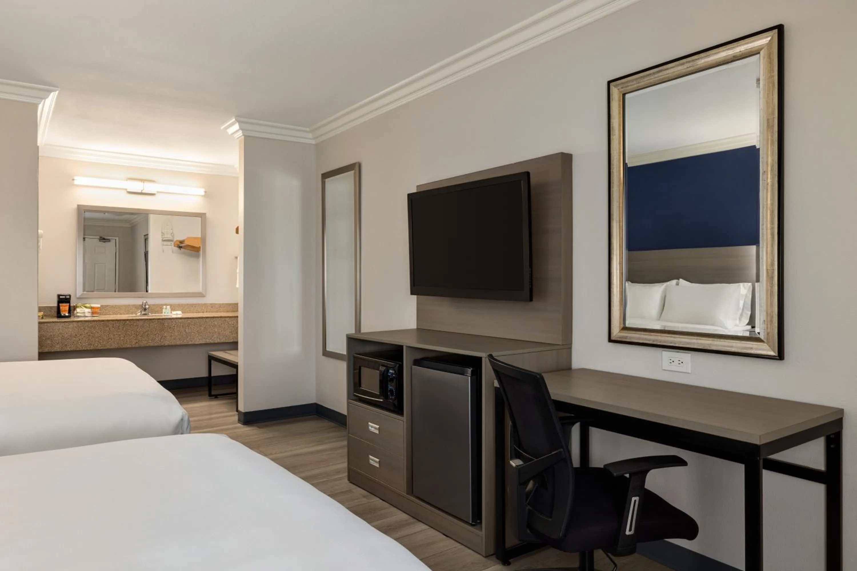 Shower, Bed in Quality Inn Lake Elsinore I-15