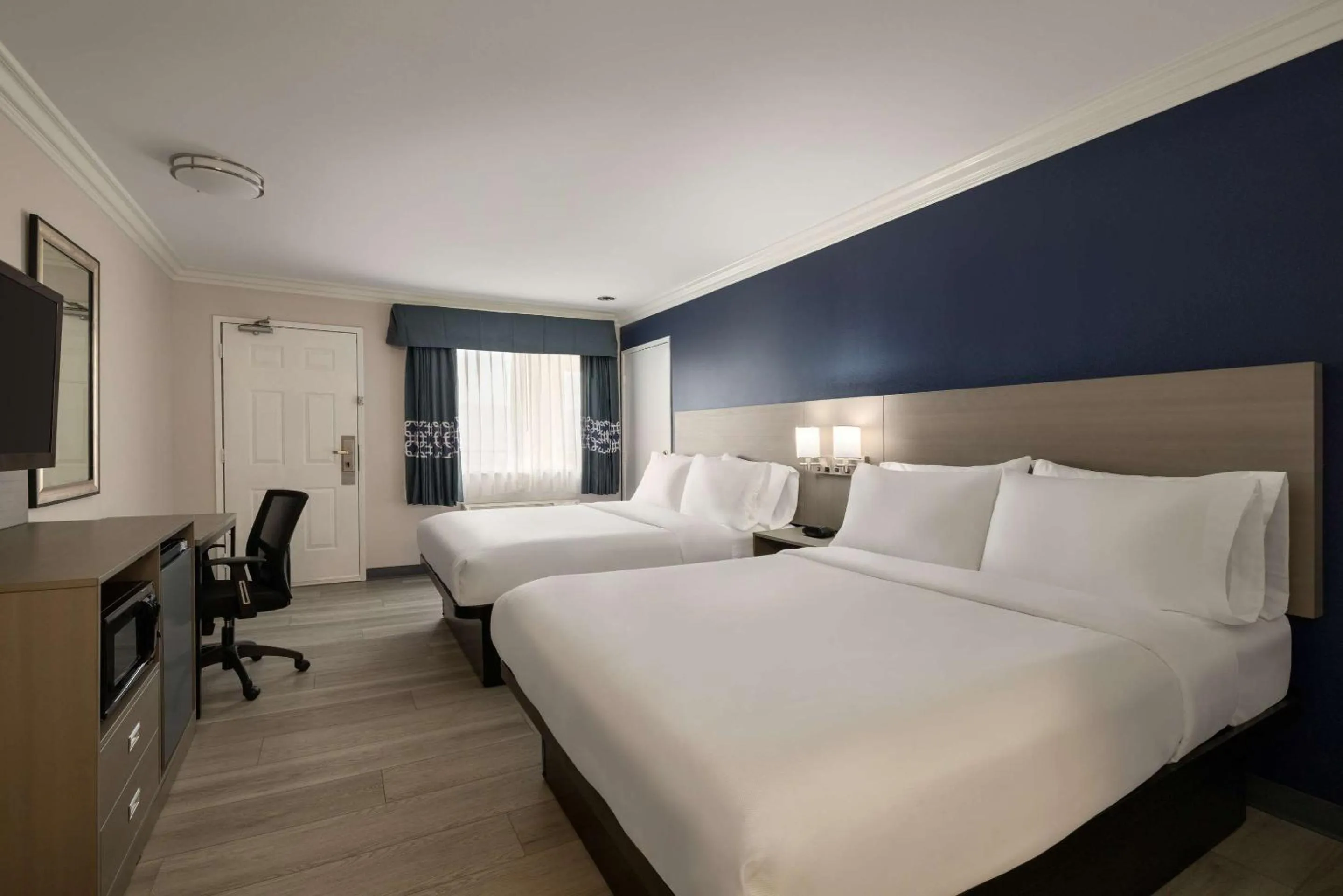 Bedroom, Bed in Quality Inn Lake Elsinore I-15