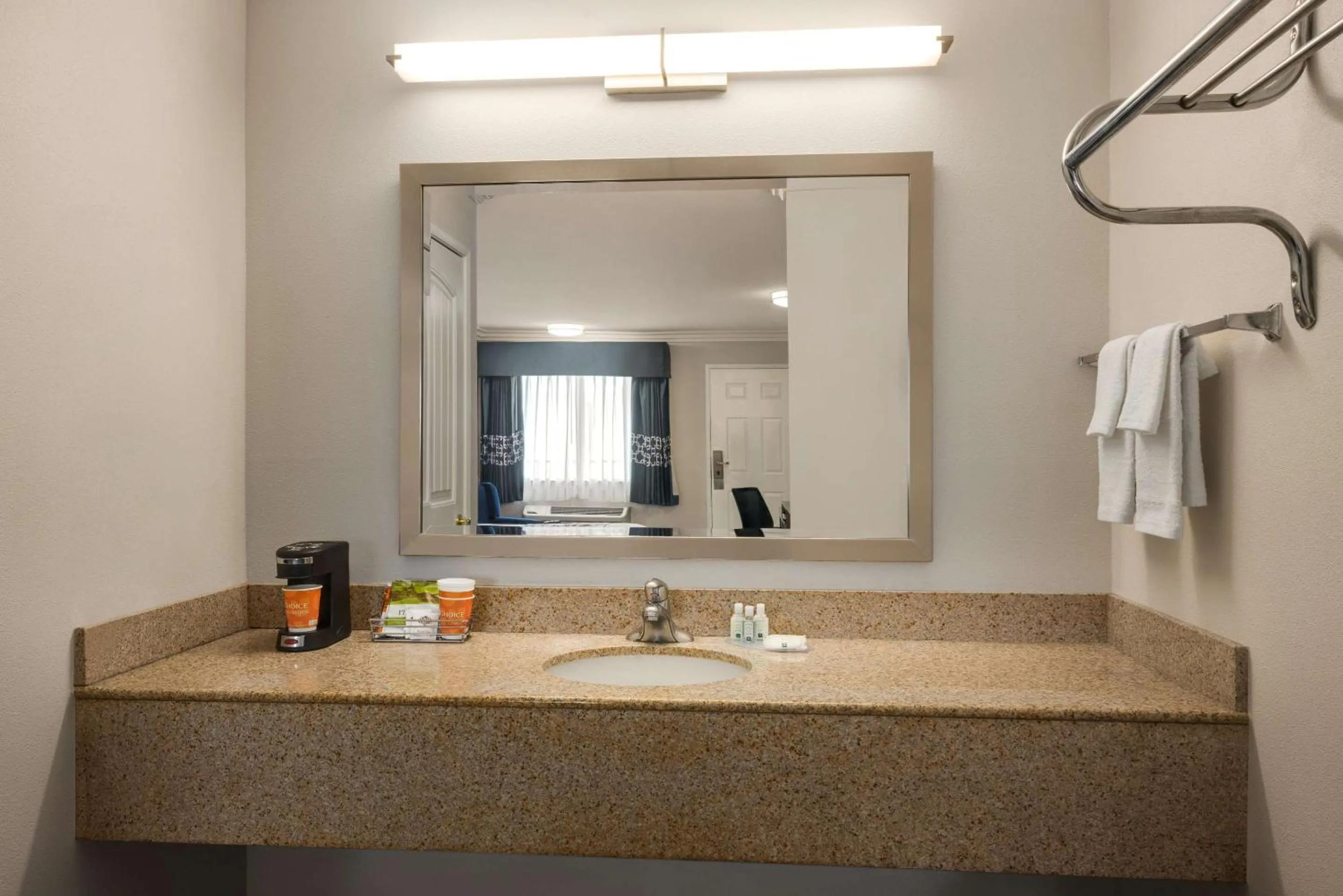 Bedroom in Quality Inn Lake Elsinore I-15