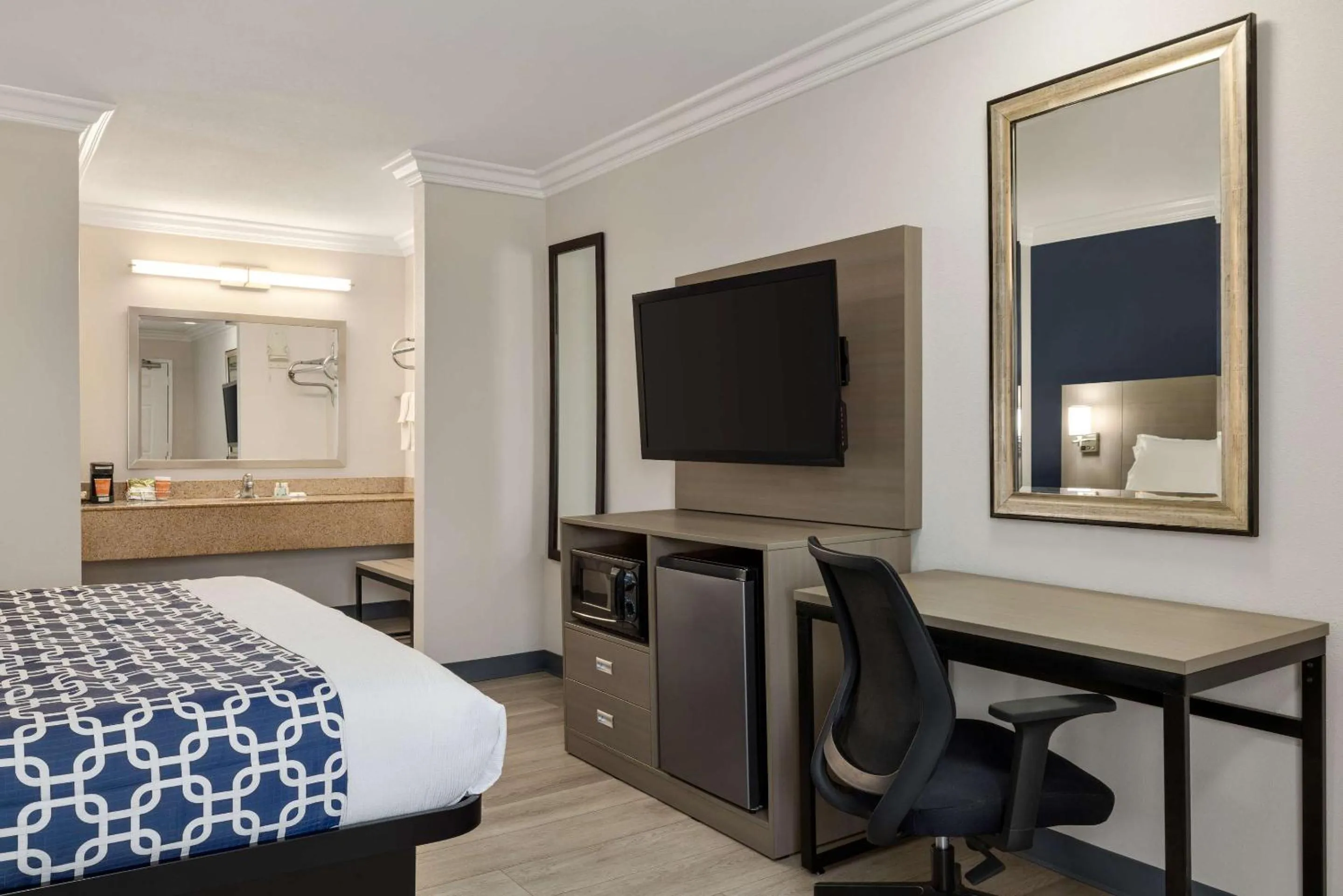 Bedroom, Bed in Quality Inn Lake Elsinore I-15