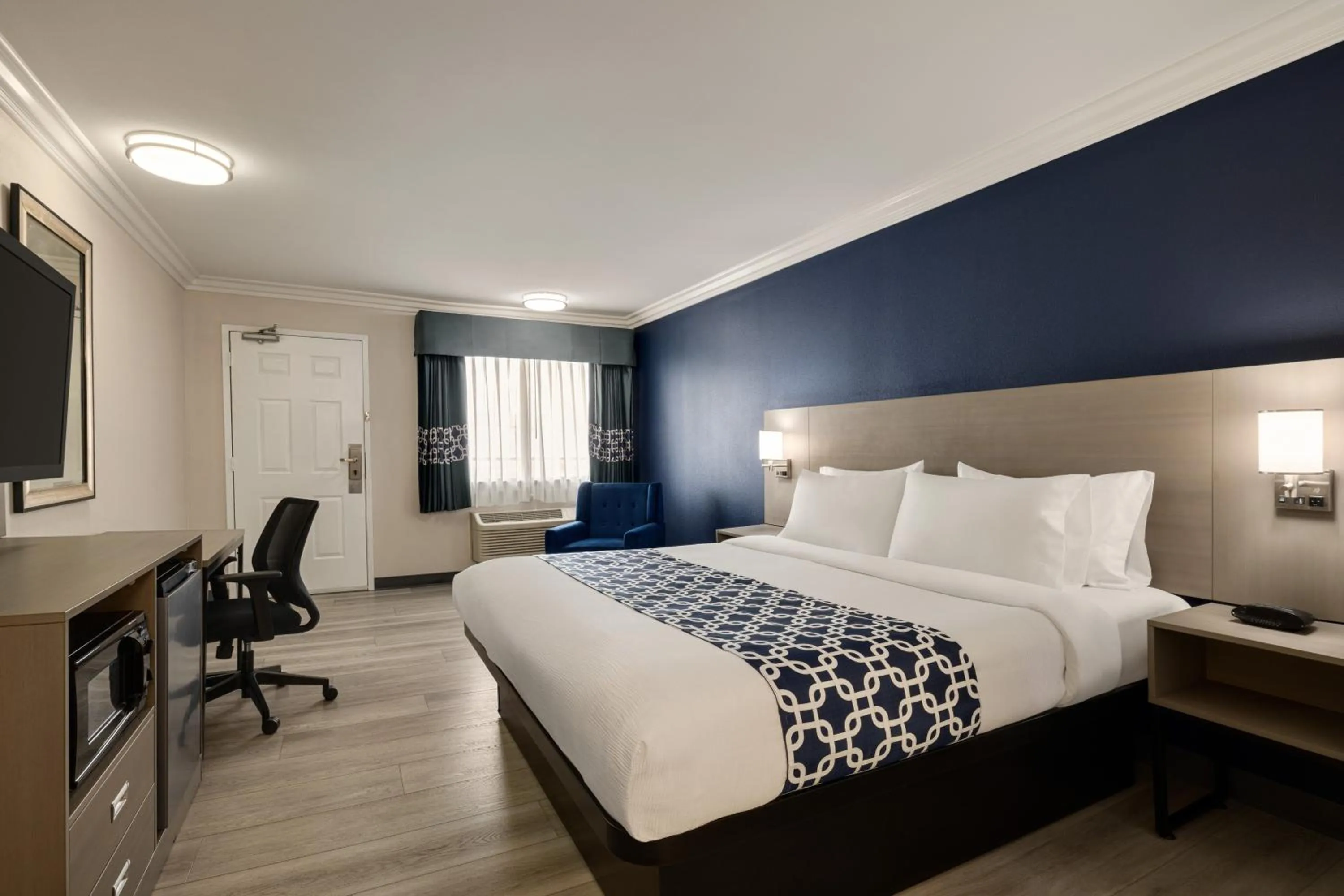 Bedroom, Bed in Quality Inn Lake Elsinore I-15