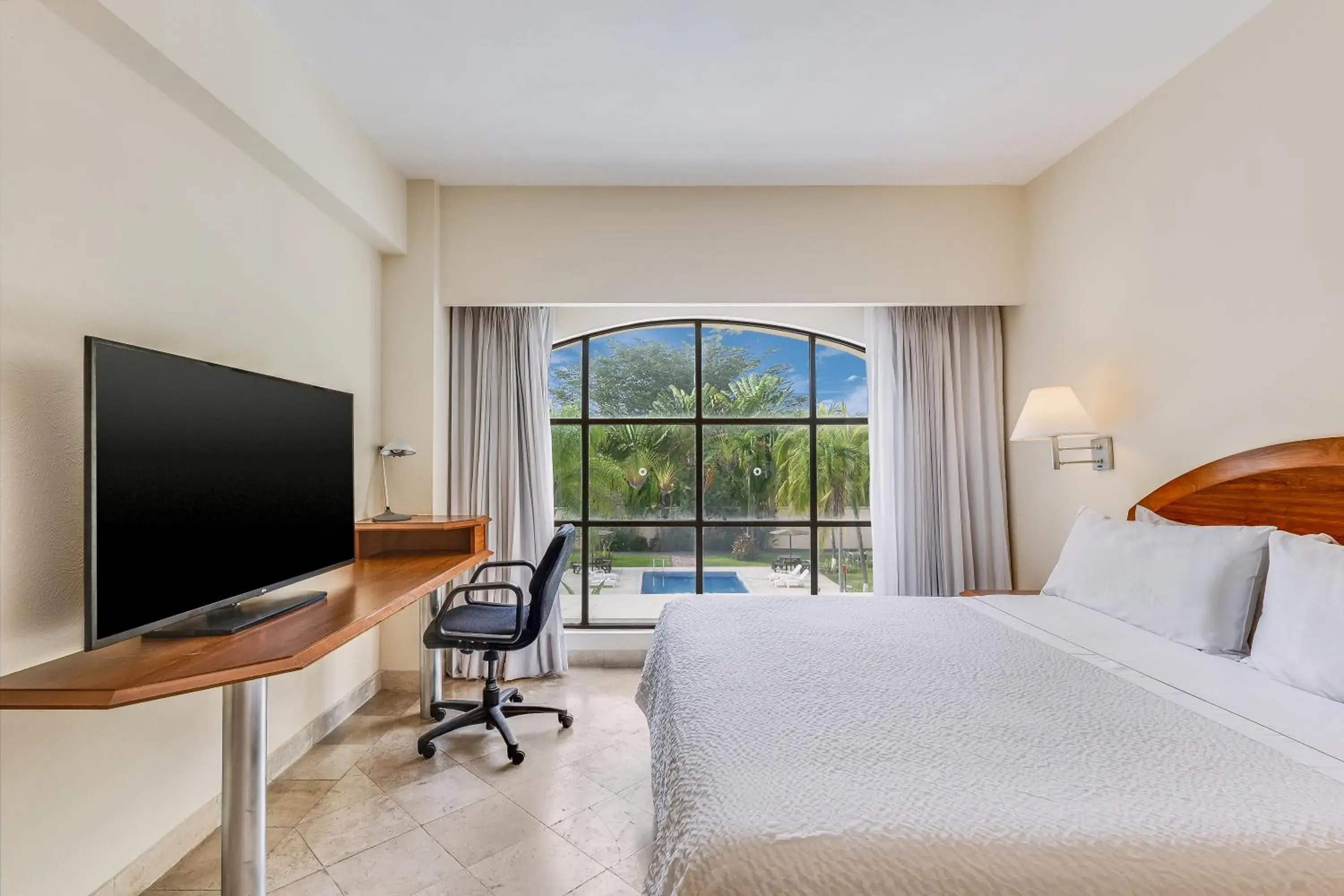 Superior Room 1 King in Fiesta Inn Colima Superior Room 1 King in Fiesta Inn Colima