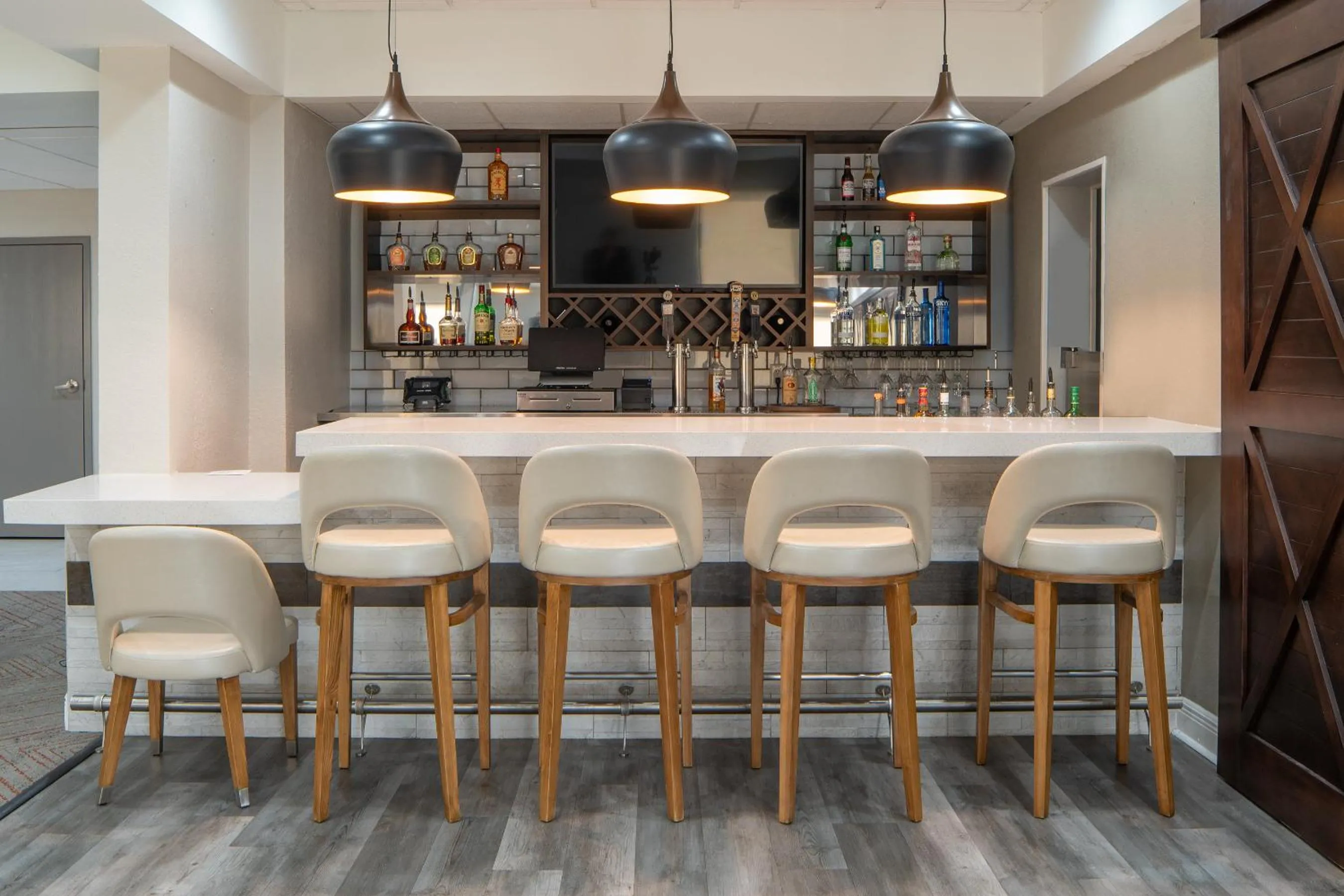 Restaurant/places to eat in Avalon Hotel & Suites Alexandria