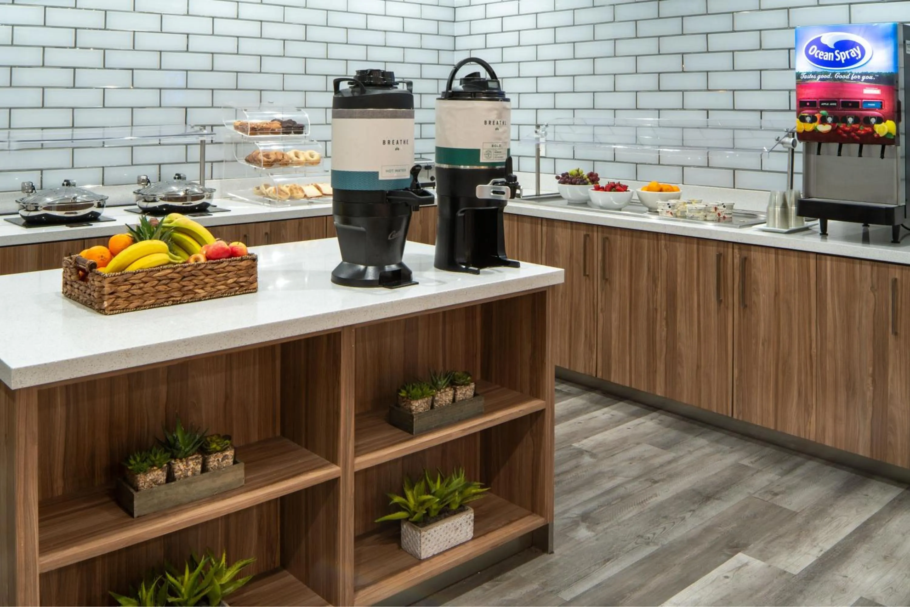 Restaurant/places to eat in Avalon Hotel & Suites Alexandria