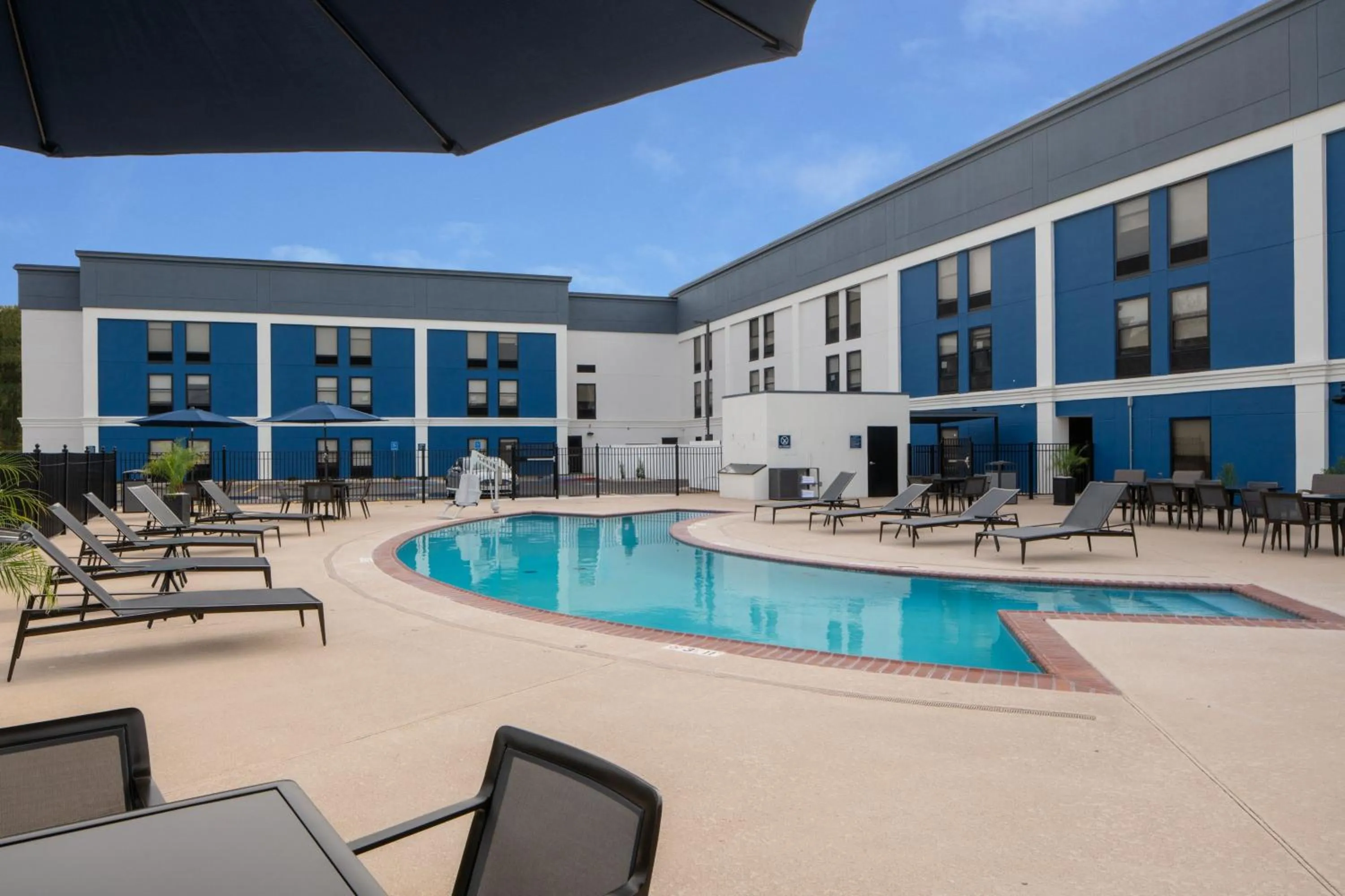 Swimming pool in Avalon Hotel & Suites Alexandria