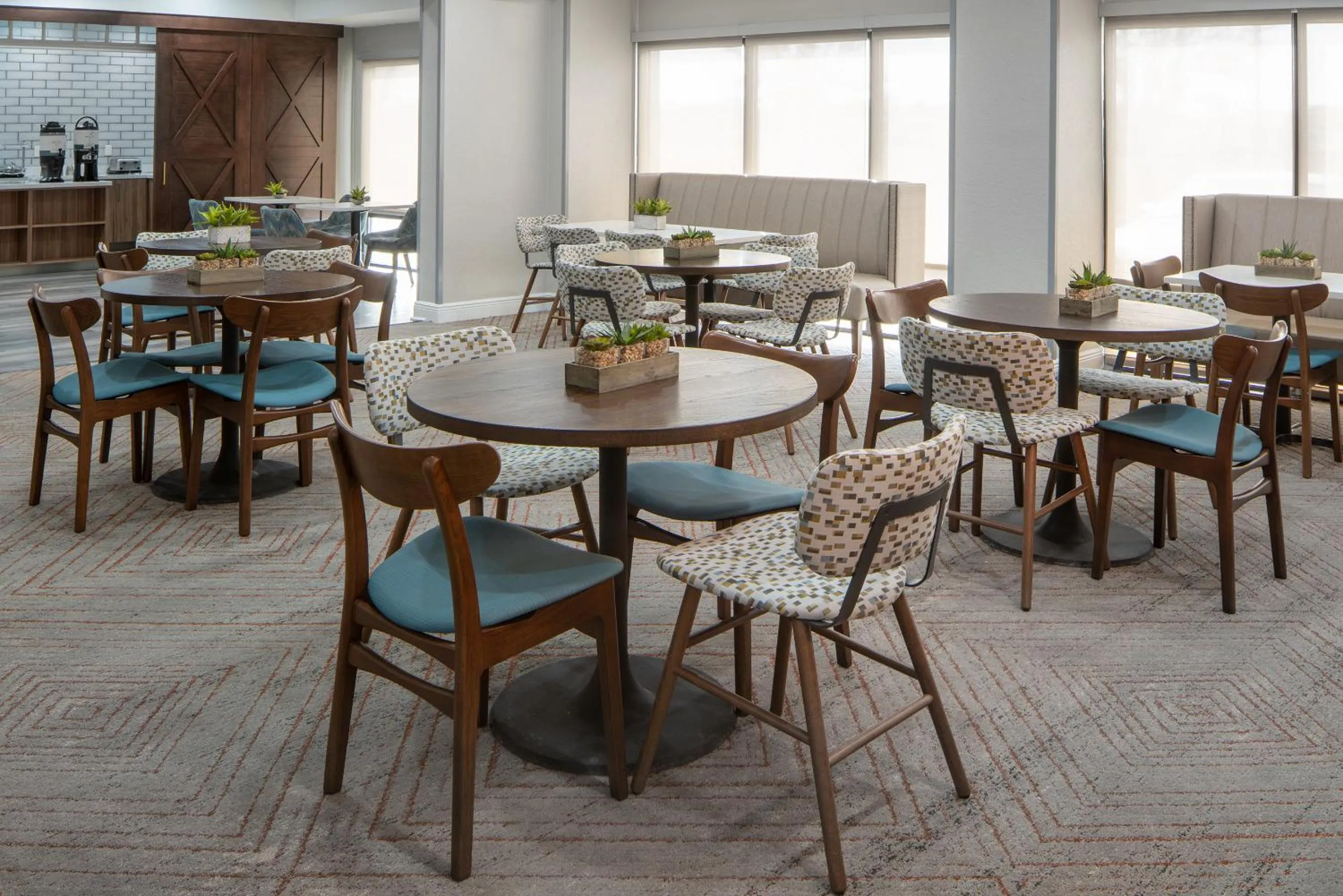 Restaurant/places to eat in Avalon Hotel & Suites Alexandria