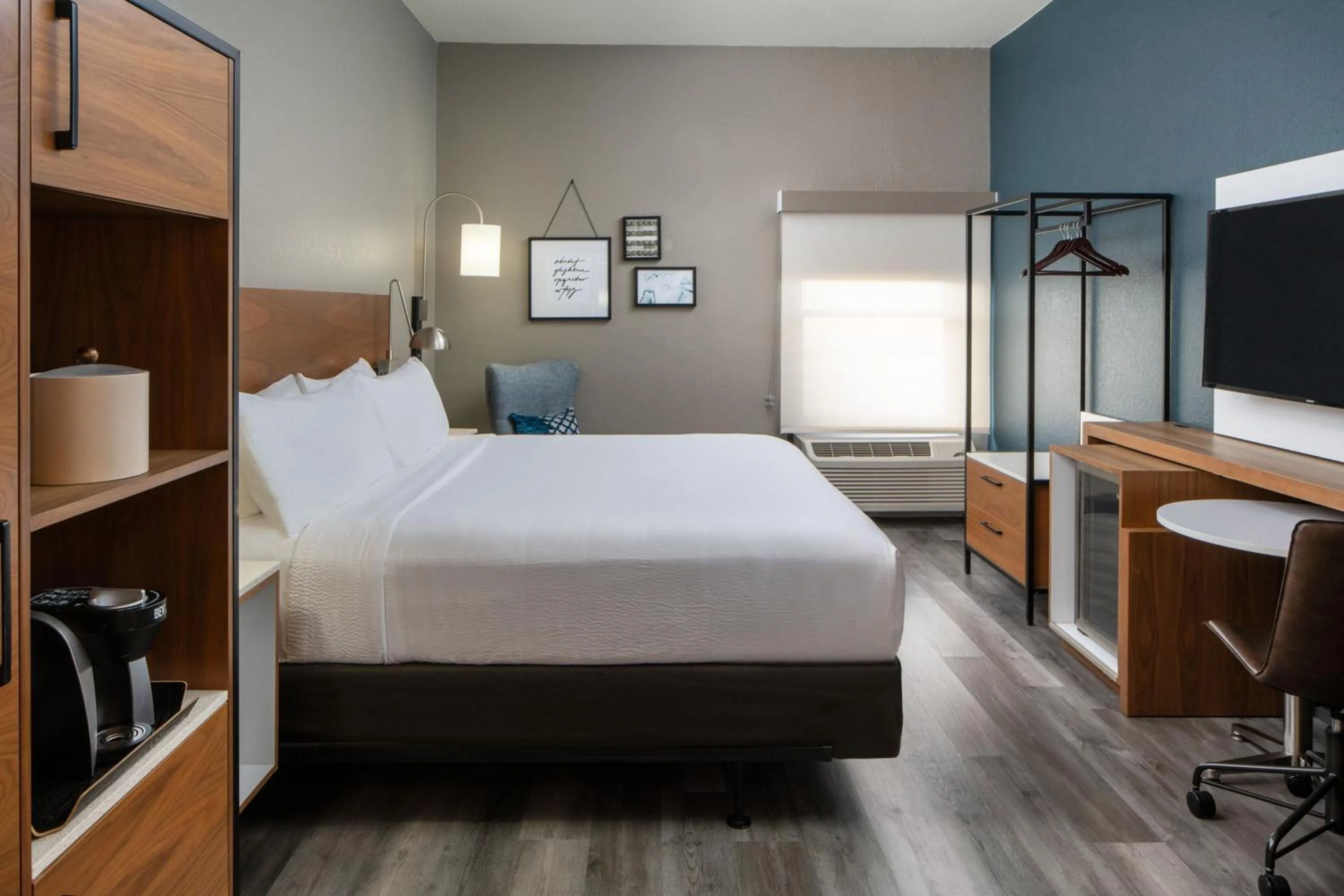 Photo of the whole room, Bed in Avalon Hotel & Suites Alexandria