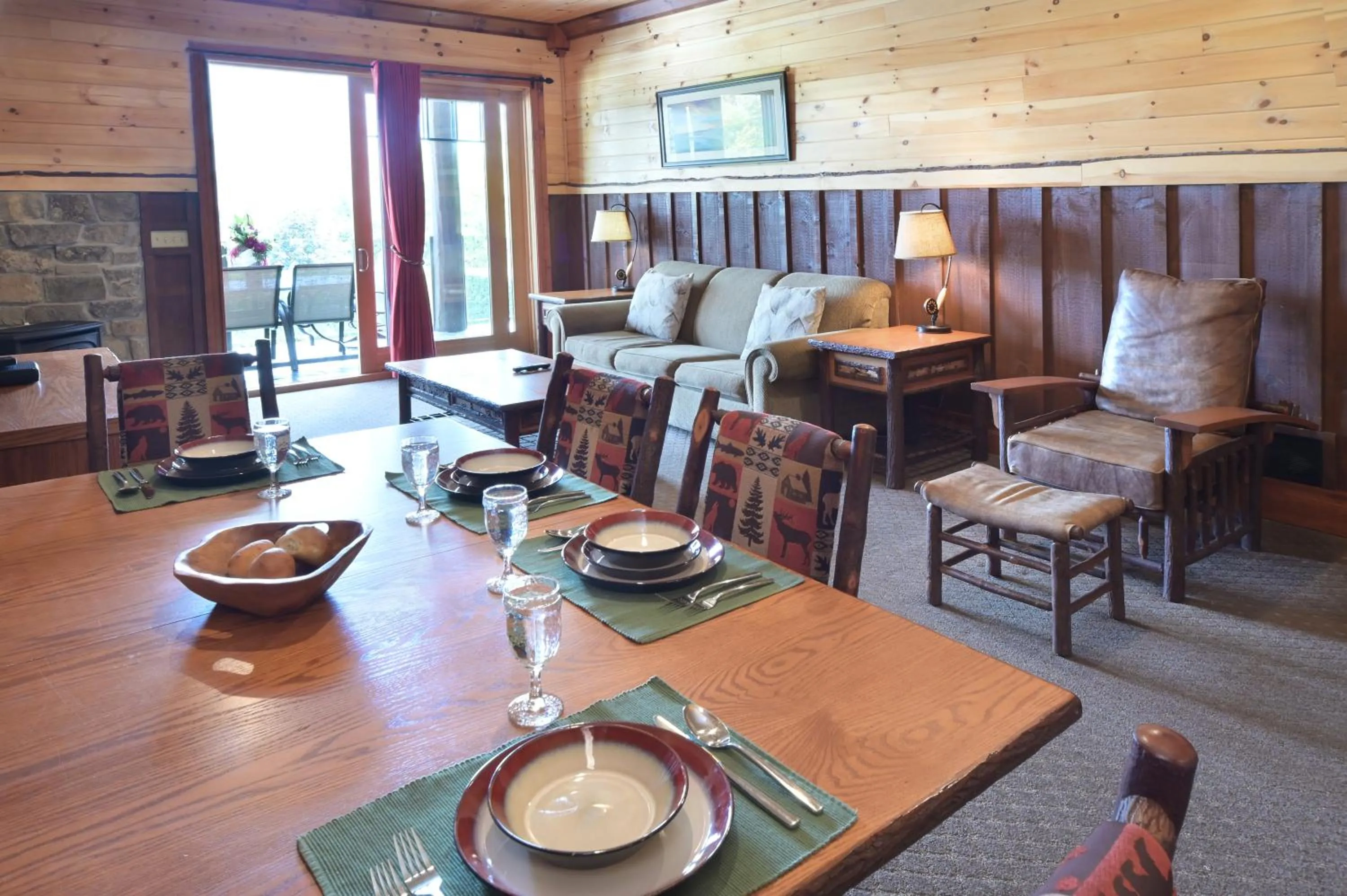 Dining area in The Lodges at Cresthaven