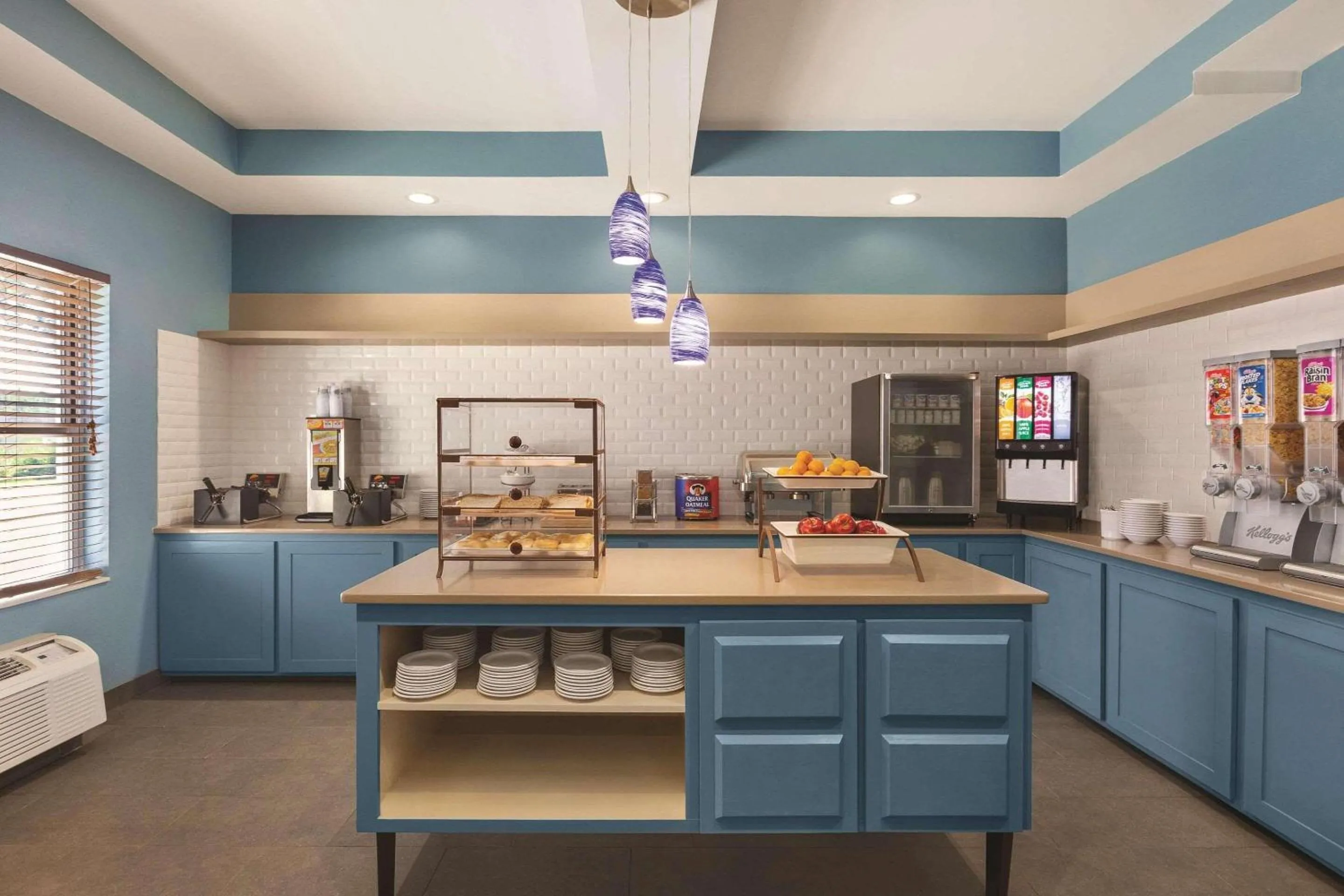 Breakfast in Country Inn & Suites by Radisson, Beaufort West, SC