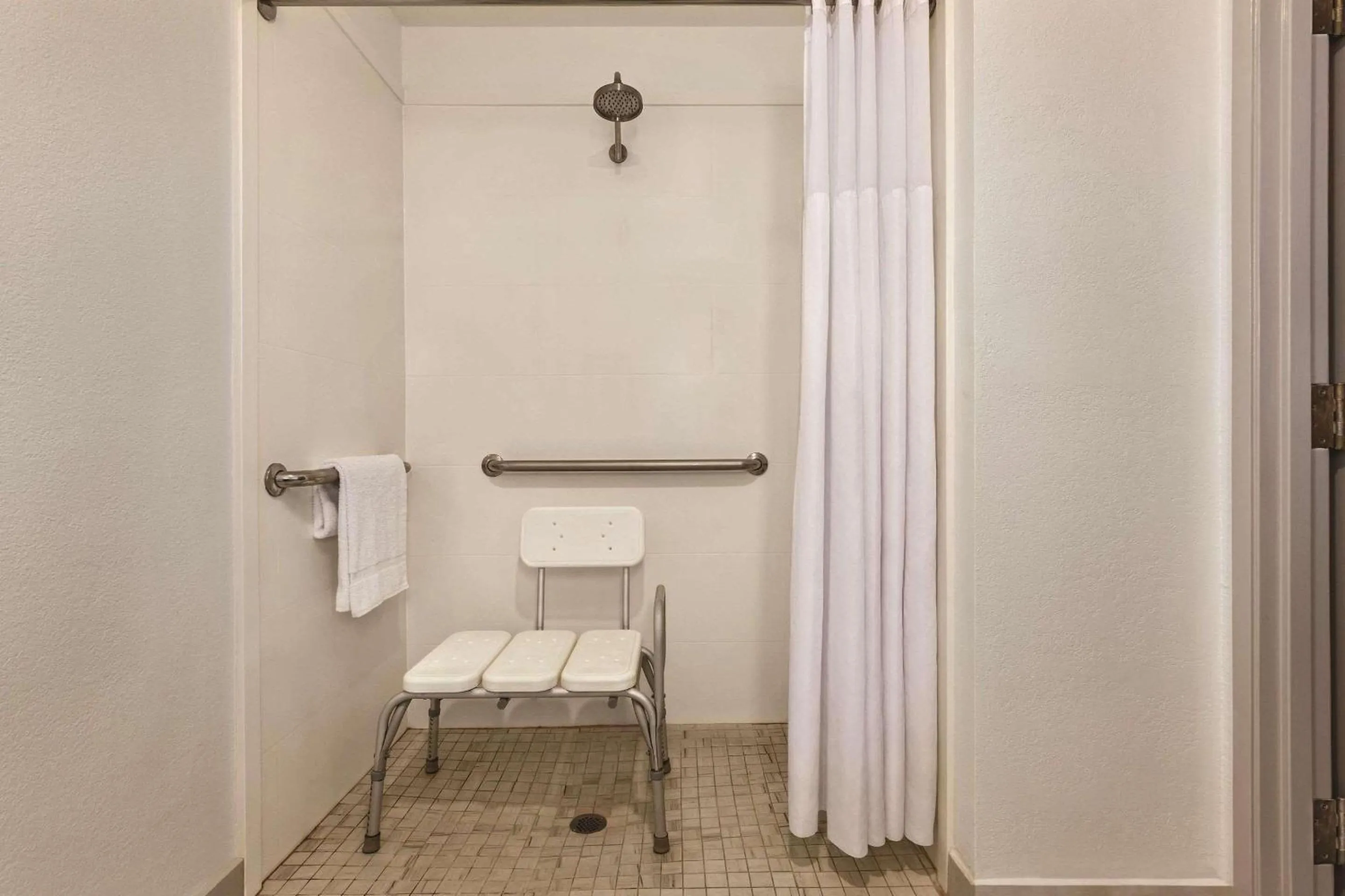 Bedroom in Country Inn & Suites by Radisson, Beaufort West, SC