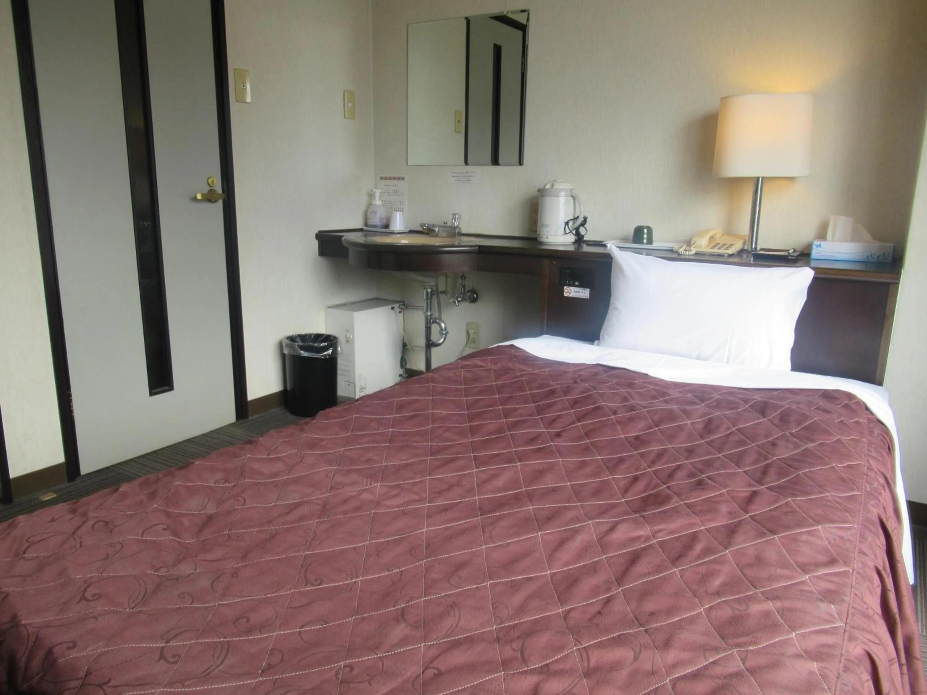 Photo of the whole room, Bed in Tsurusaki Hotel