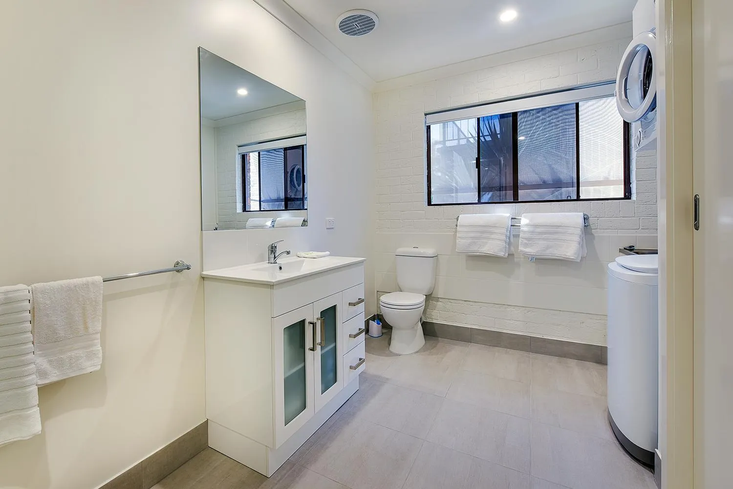 Bathroom in Allambi Holiday Apartments