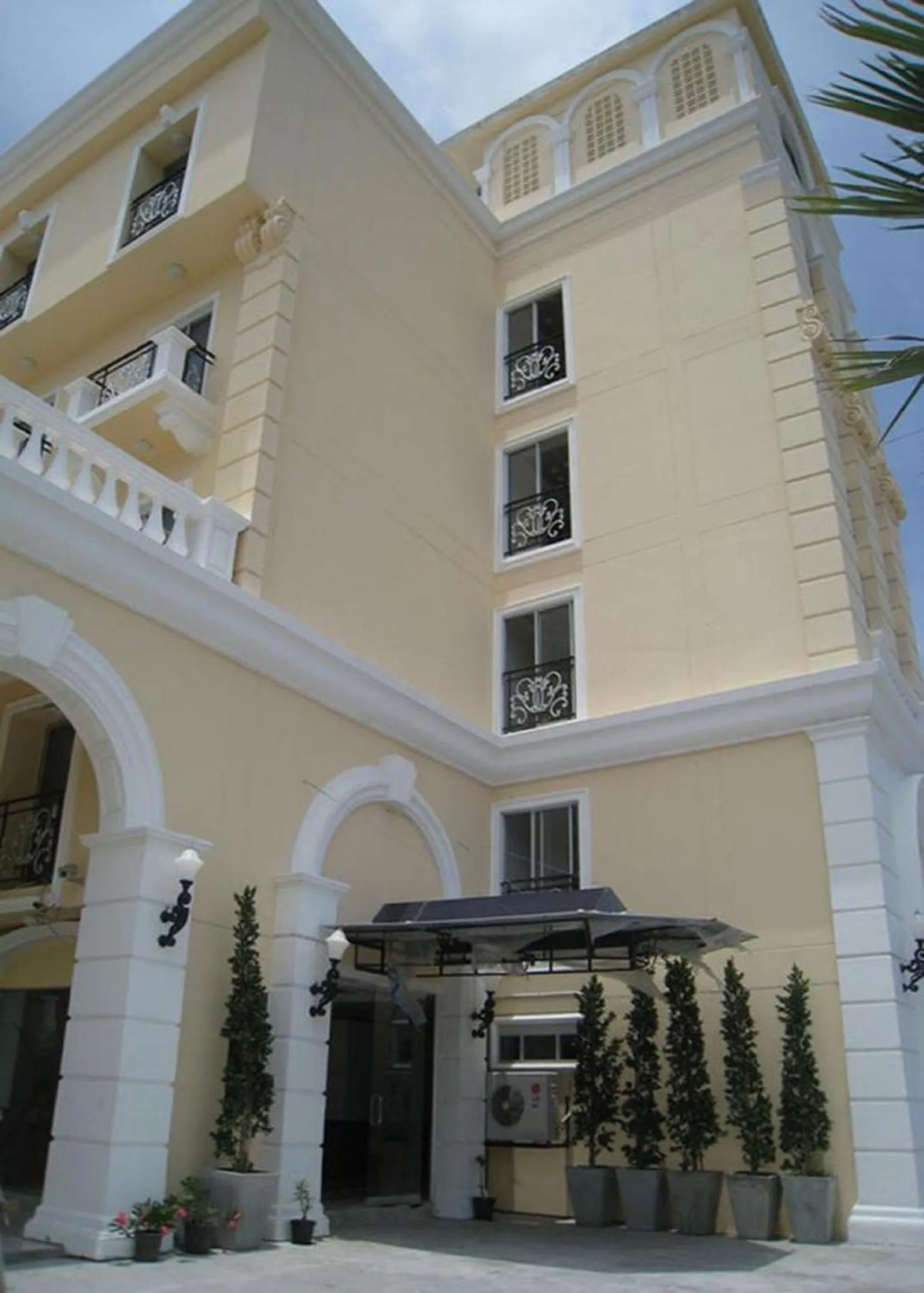 Facade/entrance in Rafael Hotel and Mansion Bangkok