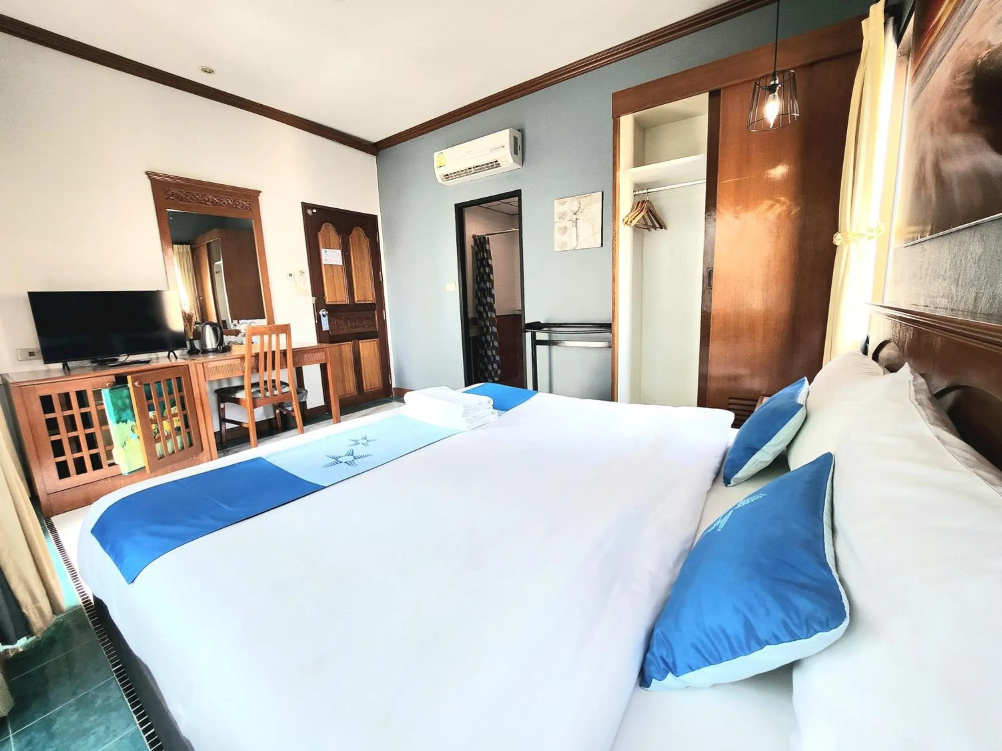 Bedroom, Bed in Sea Front Home Hotel - Patong Beach