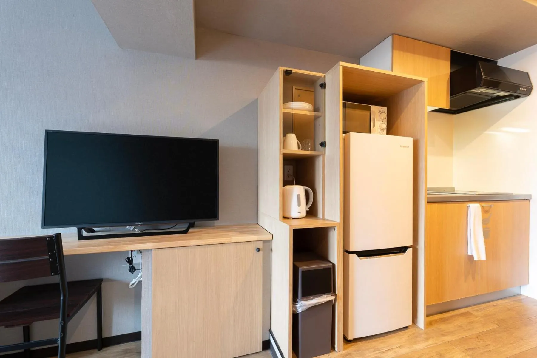 Communal lounge/ TV room in e-stay namba