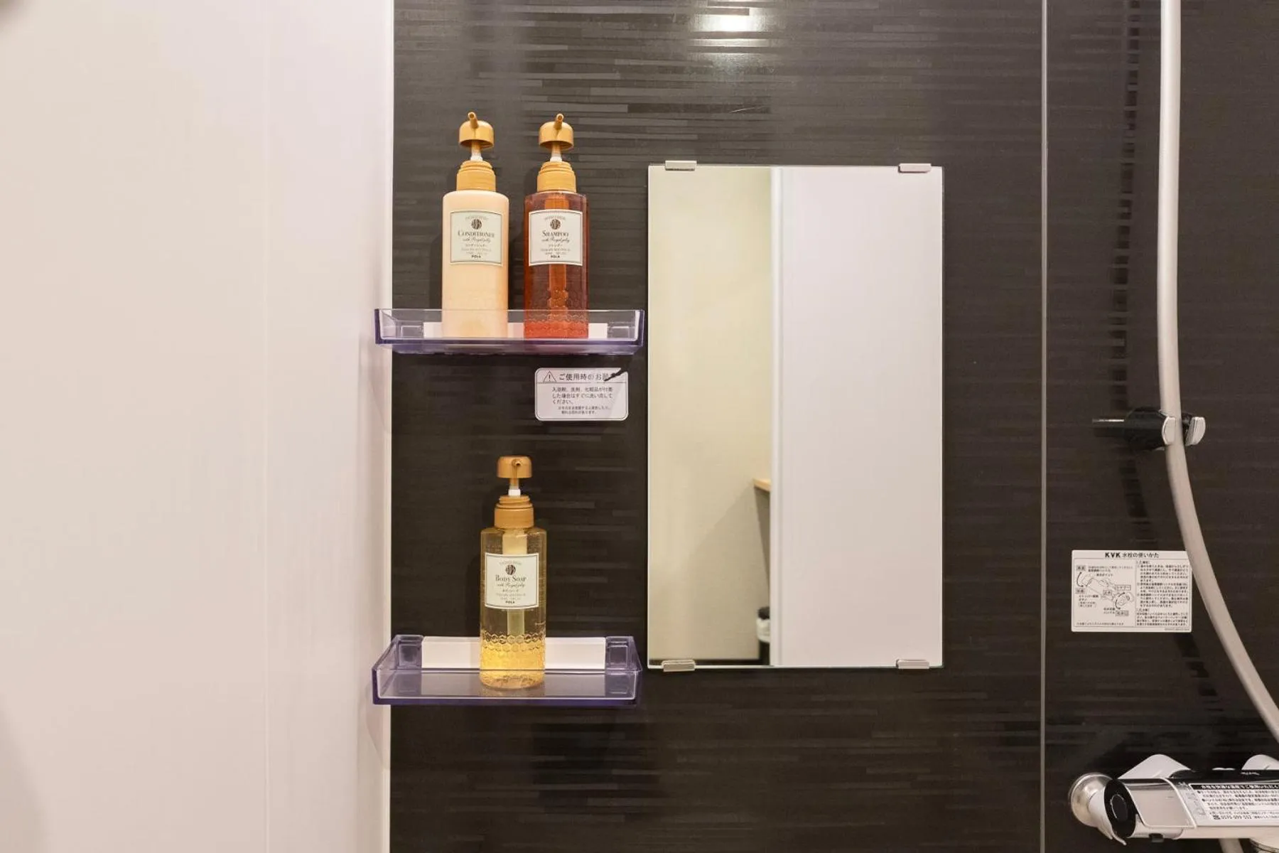 Shower in e-stay namba