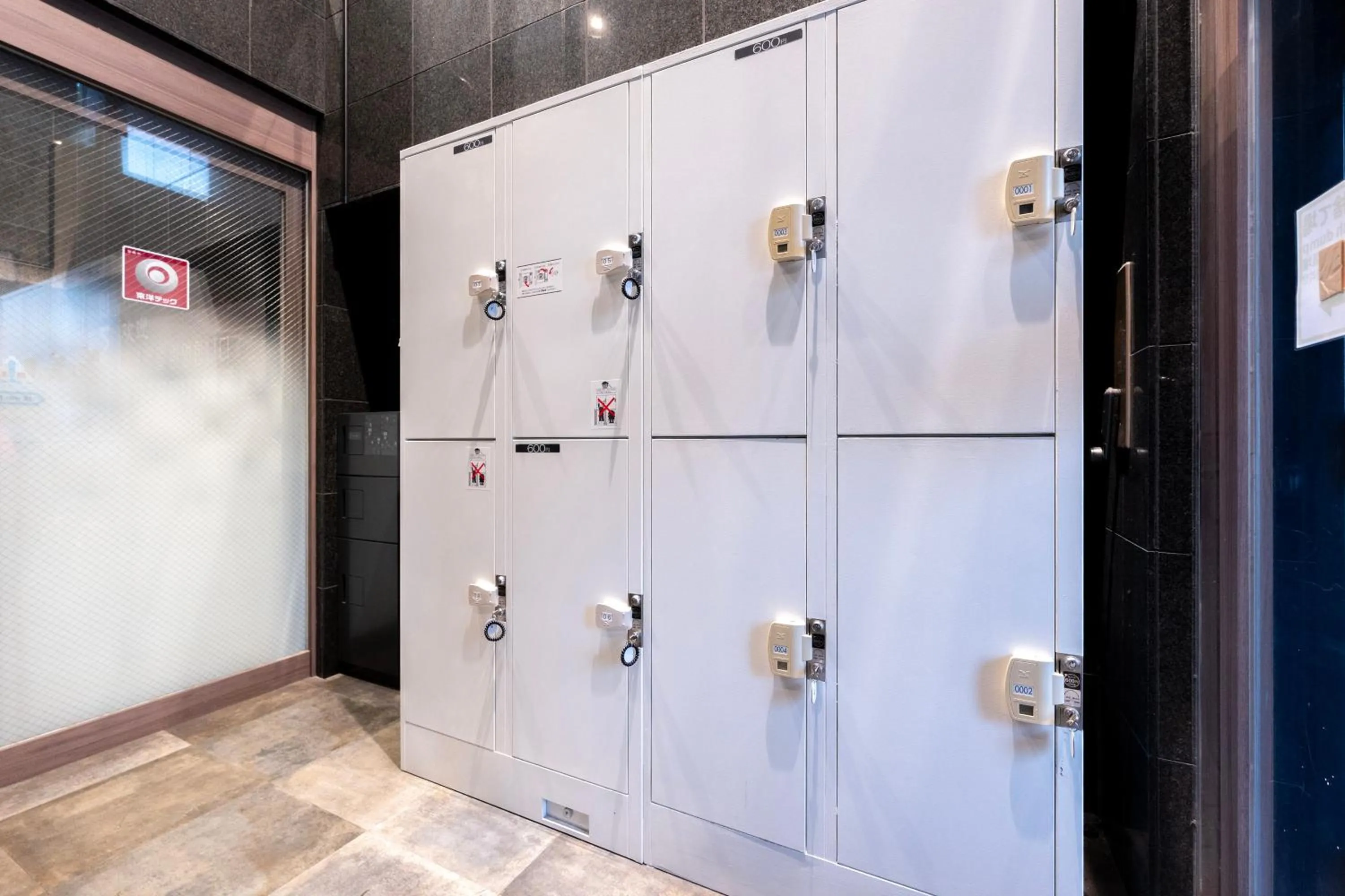 locker in e-stay namba