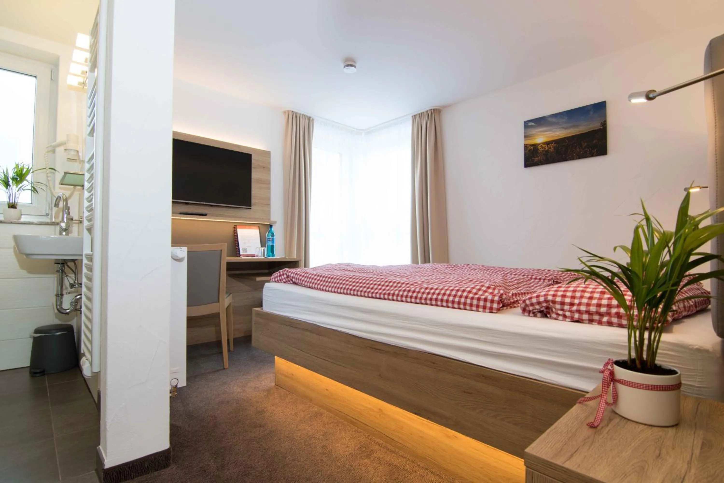 Photo of the whole room, Bed in Pension Klein