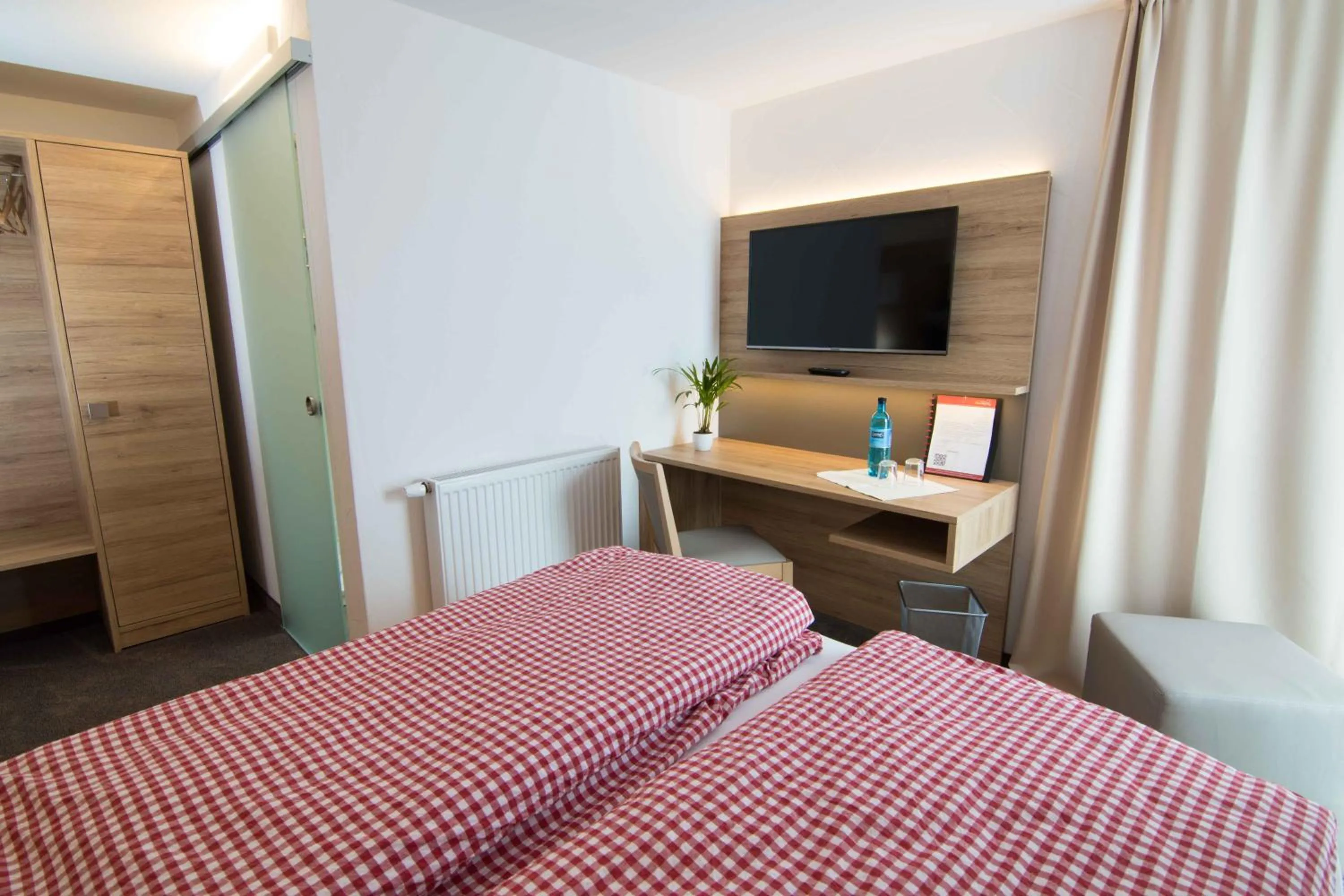 Photo of the whole room, Bed in Pension Klein